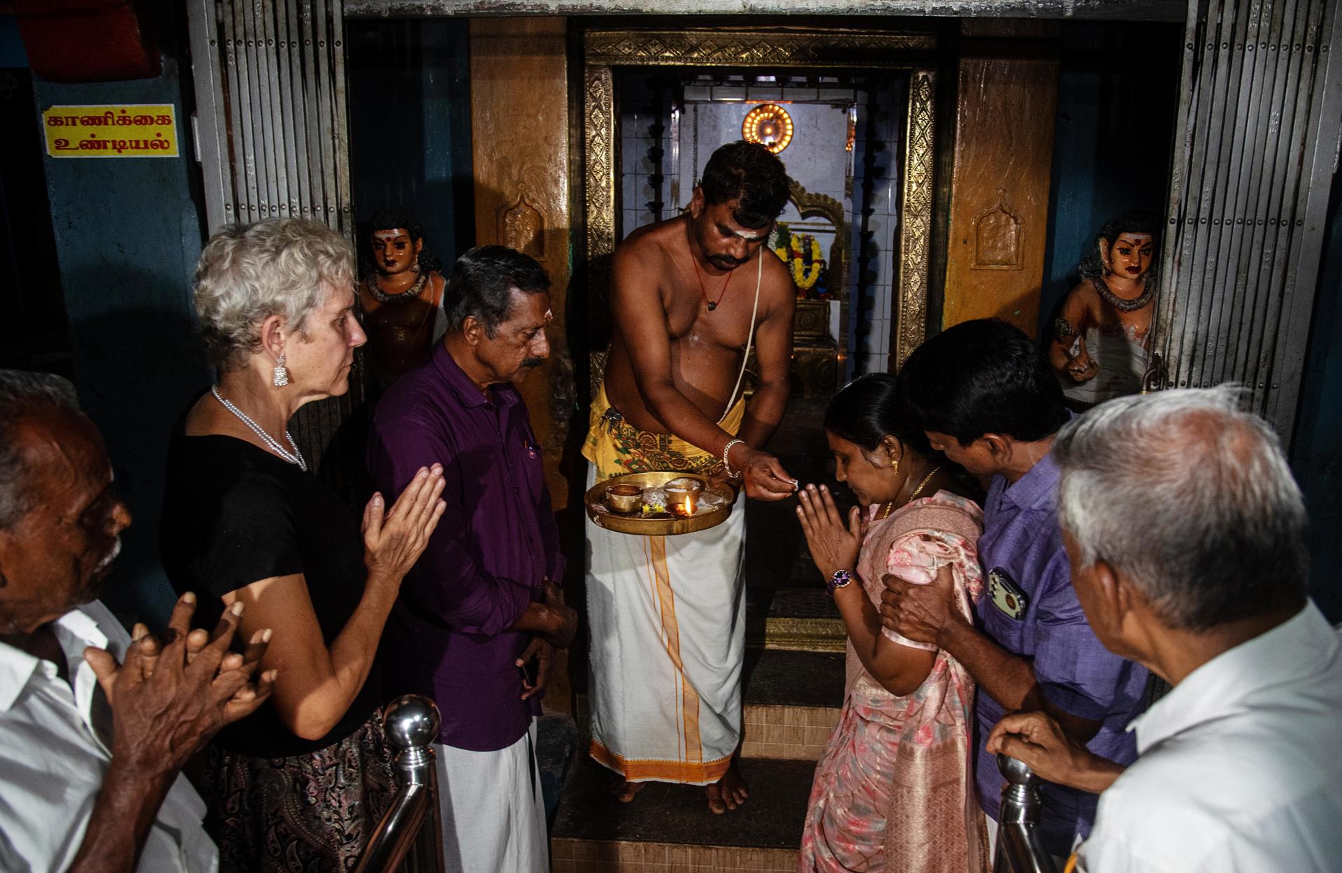 Un sacerdote indio distribuye prasad o dulces después de una oración por buena suerte a Kamala Harris en Thulasendrapuram, el pueblo ancestral de la vicepresidenta de EE. UU. y candidata presidencial demócrata Kamala Harris, en el estado de Tamil Nadu, India, 05 de noviembre de 2024. Thulasendrapuram fue el hogar del abuelo materno de Harris, que nació en el pueblo hace más de 100 años. Las elecciones presidenciales de EE. UU. se llevarán a cabo el 05 de noviembre de 2024. (Elections) EFE/EPA/RAGUL KRISHNAN