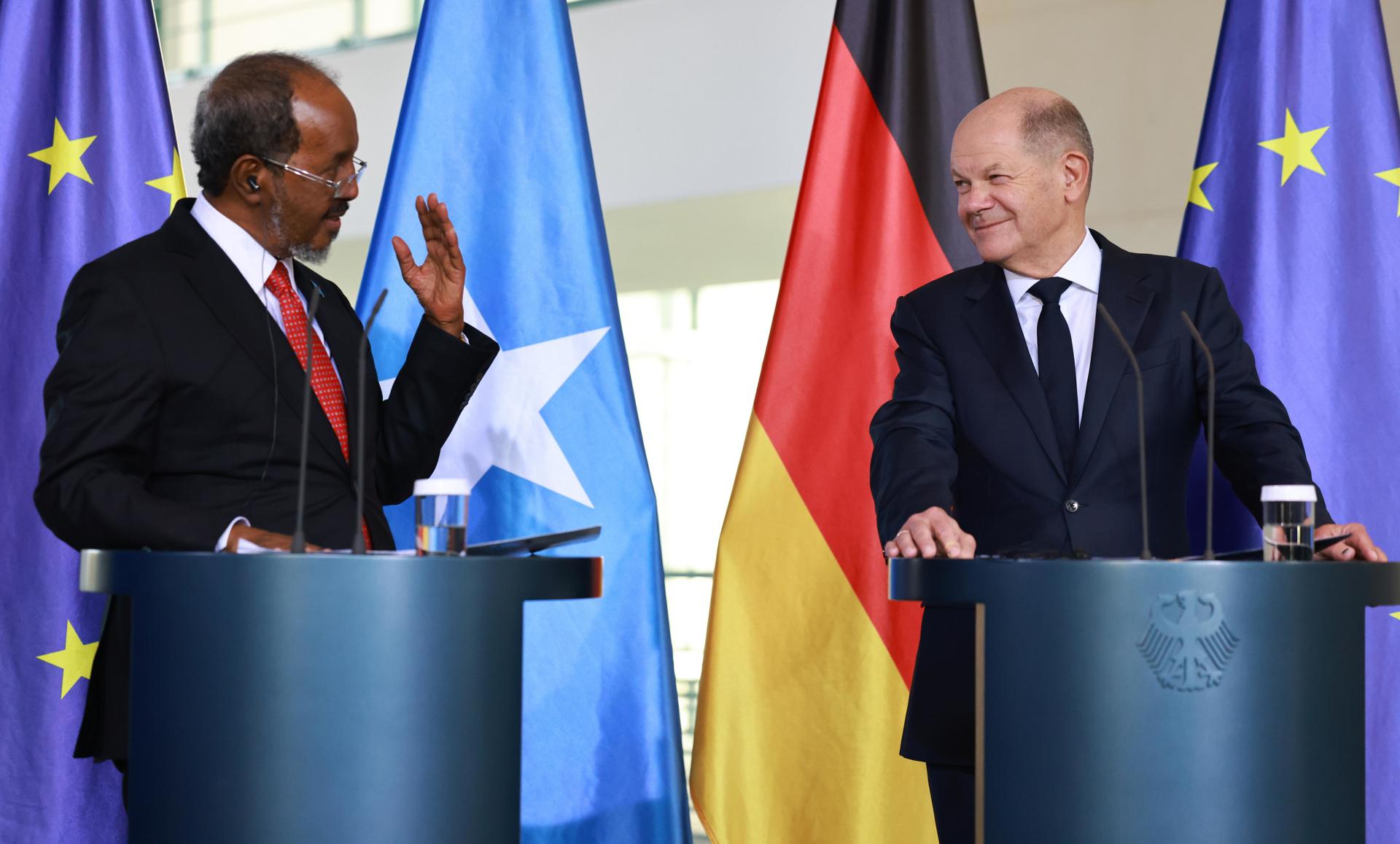 El canciller alemán Olaf Scholz (D) y el presidente de Somalia, Hassan Sheikh Mohamud, asisten a una conferencia de prensa tras sus conversaciones en la Cancillería en Berlín, Alemania, el 05 de noviembre de 2024. (Alemania) EFE/EPA/HANNIBAL HANSCHKE
