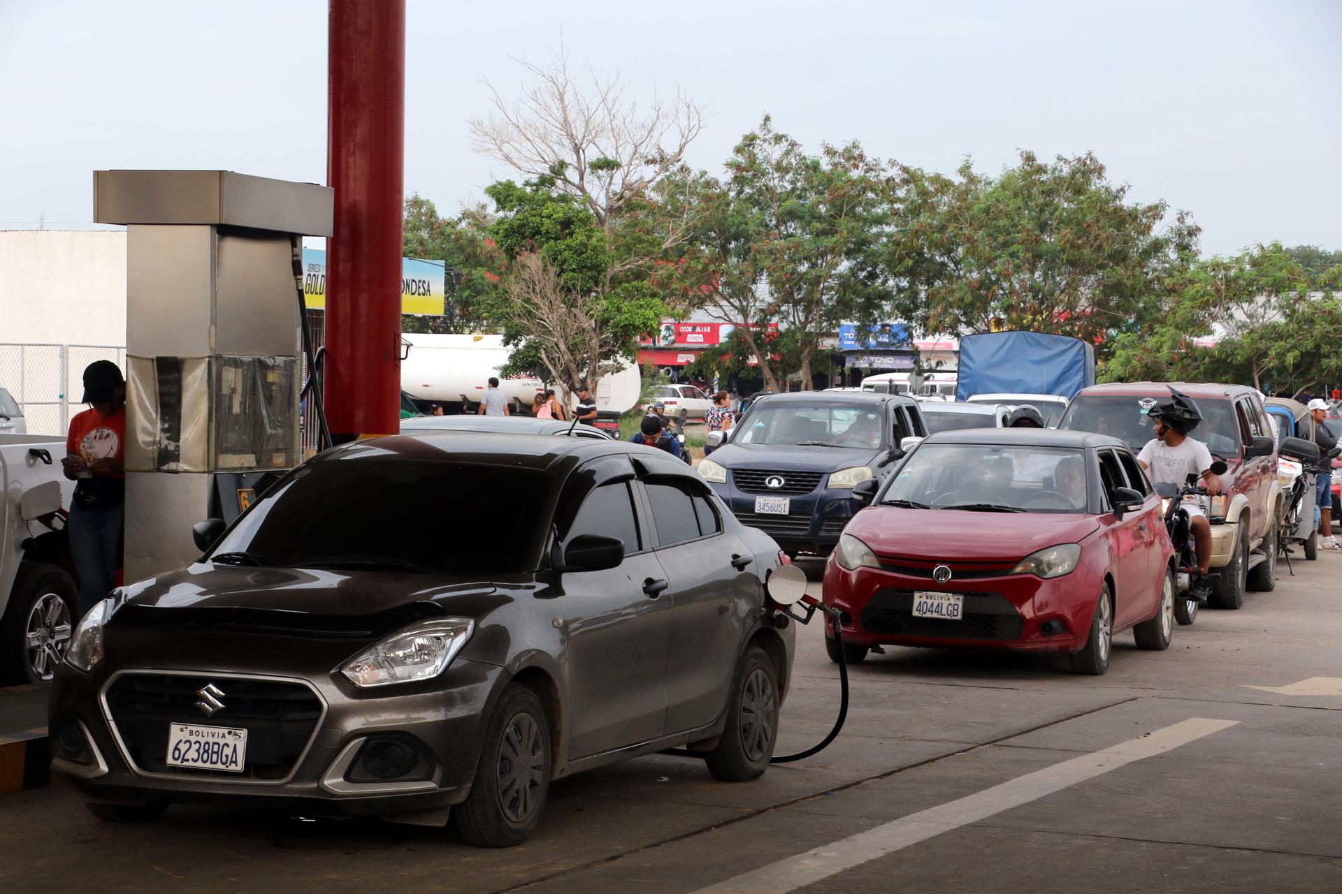 Conductores hacen fila en sus vehículos para abastecerse de combustible, este martes en Santa Cruz (Bolivia). EFE/ Juan Carlos Torrejón
