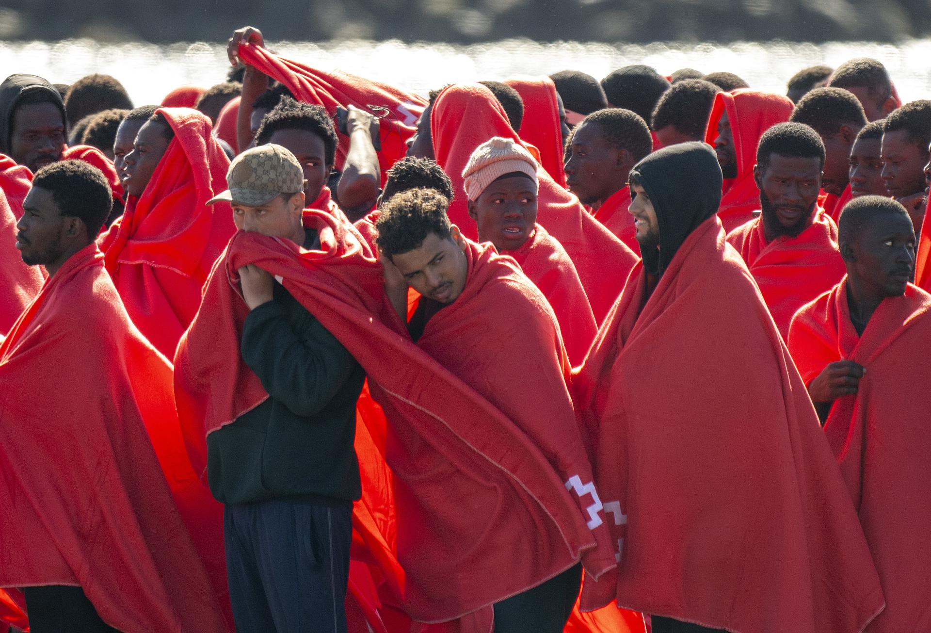 Salvamento Marítimo ha rescatado en la mañana de este martes a 222 inmigrantes de origen subsahariano y magrebí cuando viajaban en varias embarcaciones en aguas cercanas a Lanzarote y los ha trasladado al puerto de Arrecife donde han sido atendidos por personal de Cruz Roja. EFE/ Adriel Perdomo
