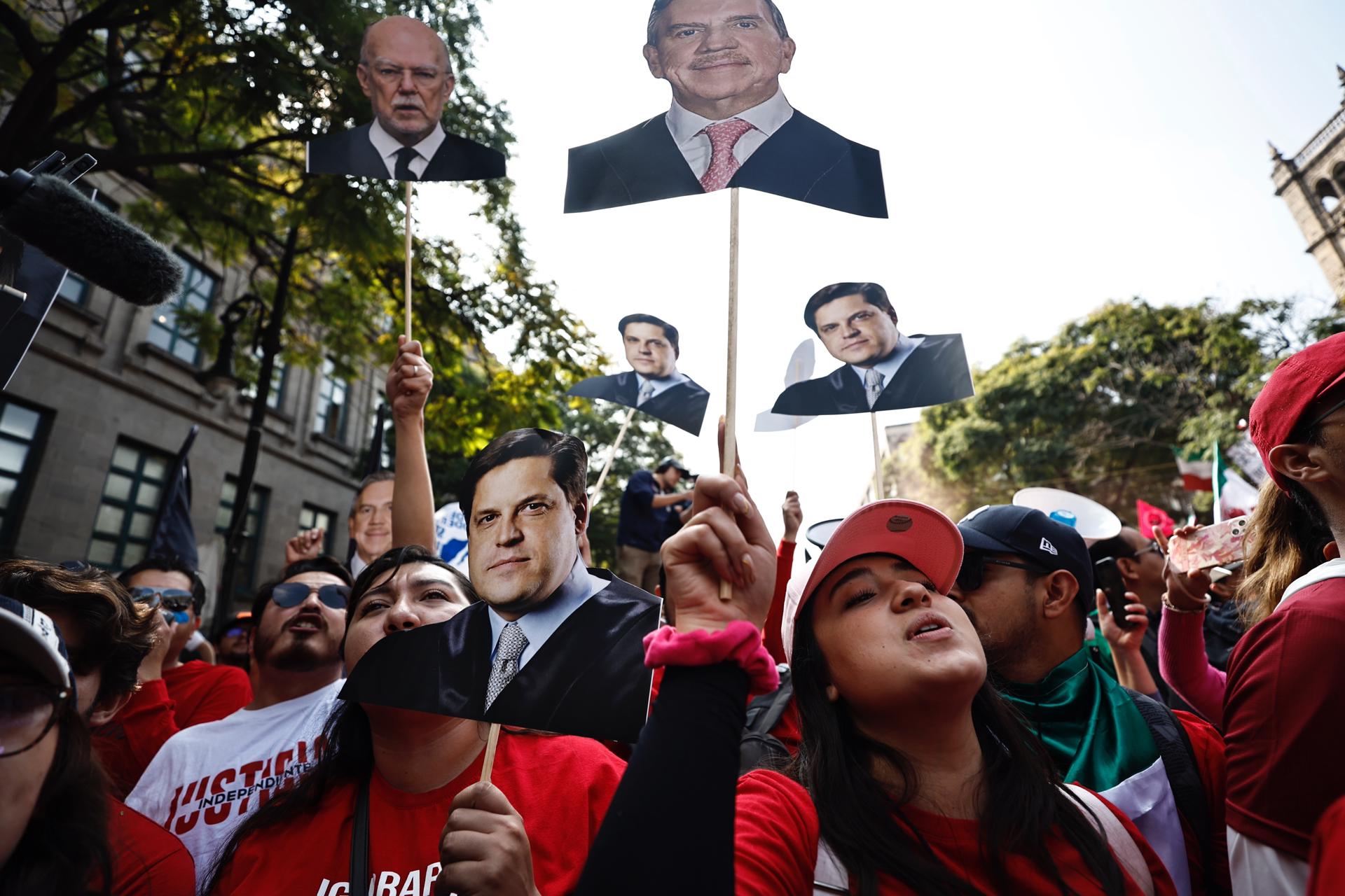 Trabajadores judiciales protestan este martes frente a la Suprema Corte de Justicia Nacional (SCJN), en la Ciudad de México (México). EFE/Sáshenka Gutiérrez