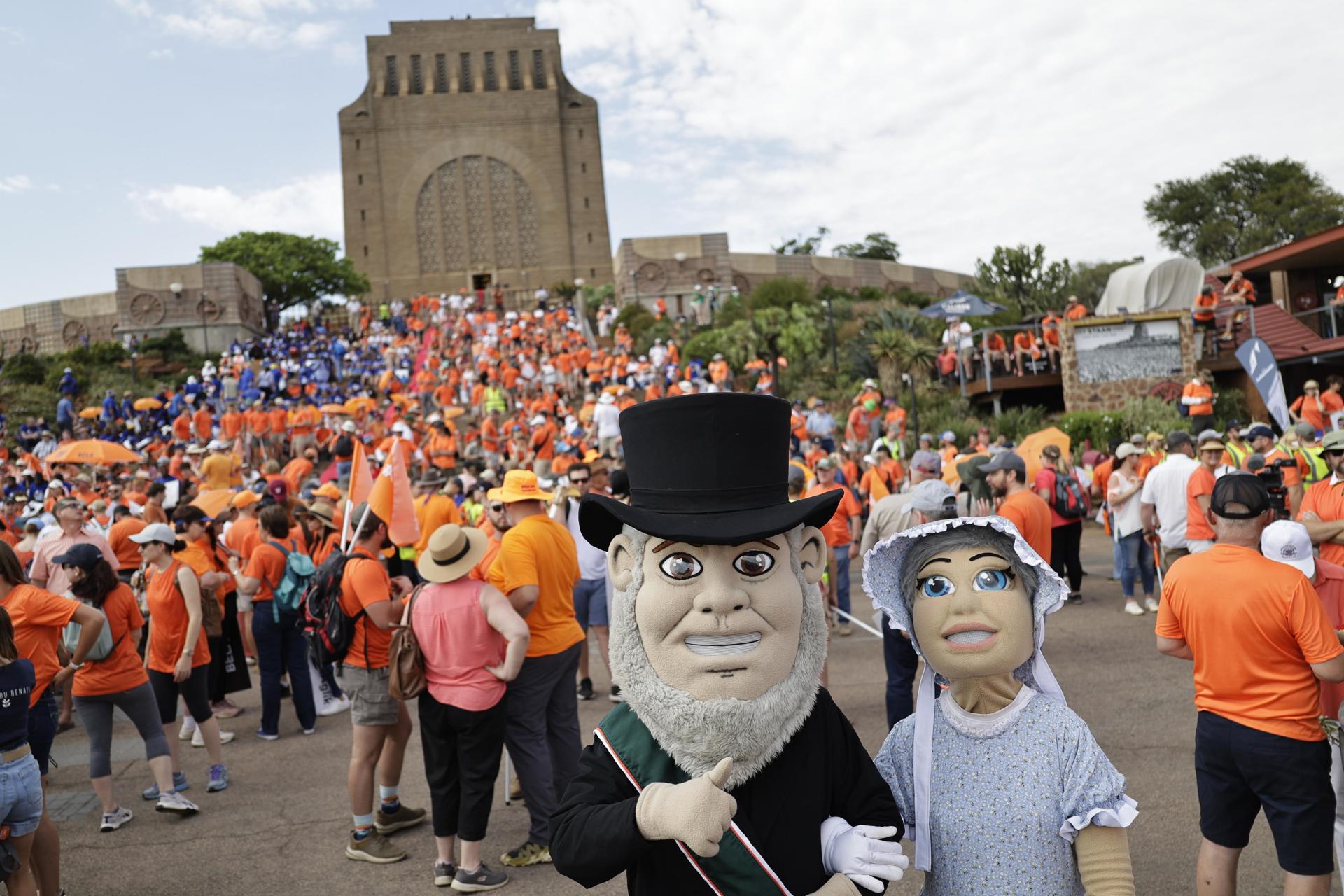 Las personas se reúnen en el simbólico Monumento Voortrekker durante una protesta contra el proyecto de ley de educación Bela, en Pretoria, Sudáfrica, 05 de noviembre de 2024. La Ley de Enmienda de la Educación Básica (BELA) establece, entre otras cosas, la posibilidad de que el gobierno controle qué idiomas se enseñan en las escuelas. Sudáfrica tiene 11 idiomas oficiales y los manifestantes temen que el idioma minoritario afrikáans pueda, en generaciones futuras, quedar marginado. Según Kallie Kriel, CEO de AfriForum, el formato actual de las disposiciones de la ley crea el 'mayor desafío único para las comunidades culturales afrikáner desde 1994'. (Protests, South Africa) EFE/EPA/KIM LUDBROOK