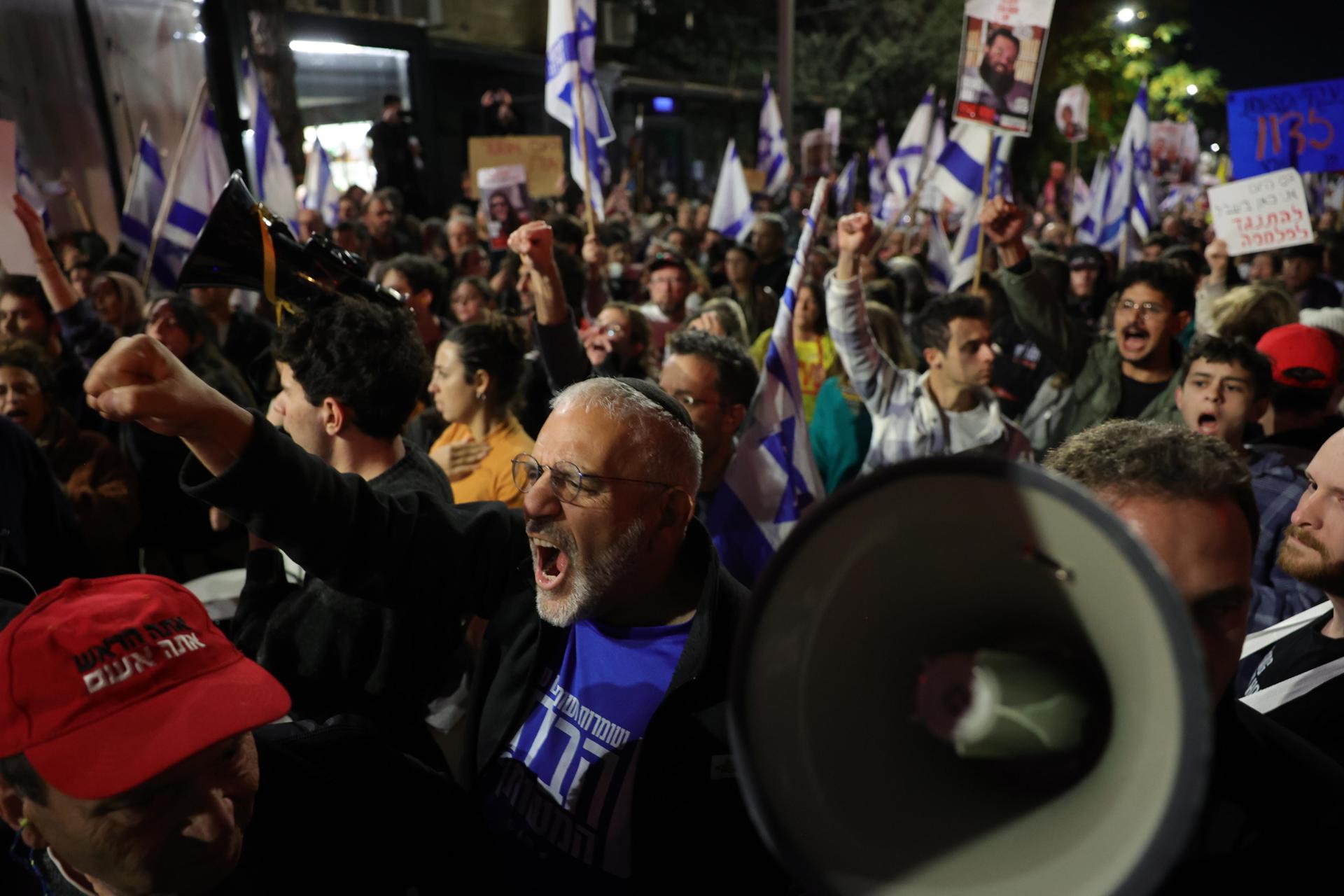 Manifestantes antigubernamentales salen a las calles después de que el primer ministro israelí anunciara que había despedido al ministro de Defensa, Yoav Gallant, frente a la residencia del primer ministro en Jerusalén. EFE/EPA/ABIR SULTAN
