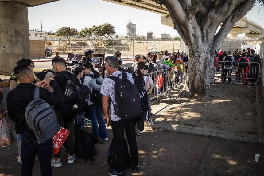 Migrantes hacen fila para solicitar papeles migratorios, en la ciudad de Tijuana, en el estado de Baja California (México). Imagen de archivo. EFE/ Joebeth Terríquez