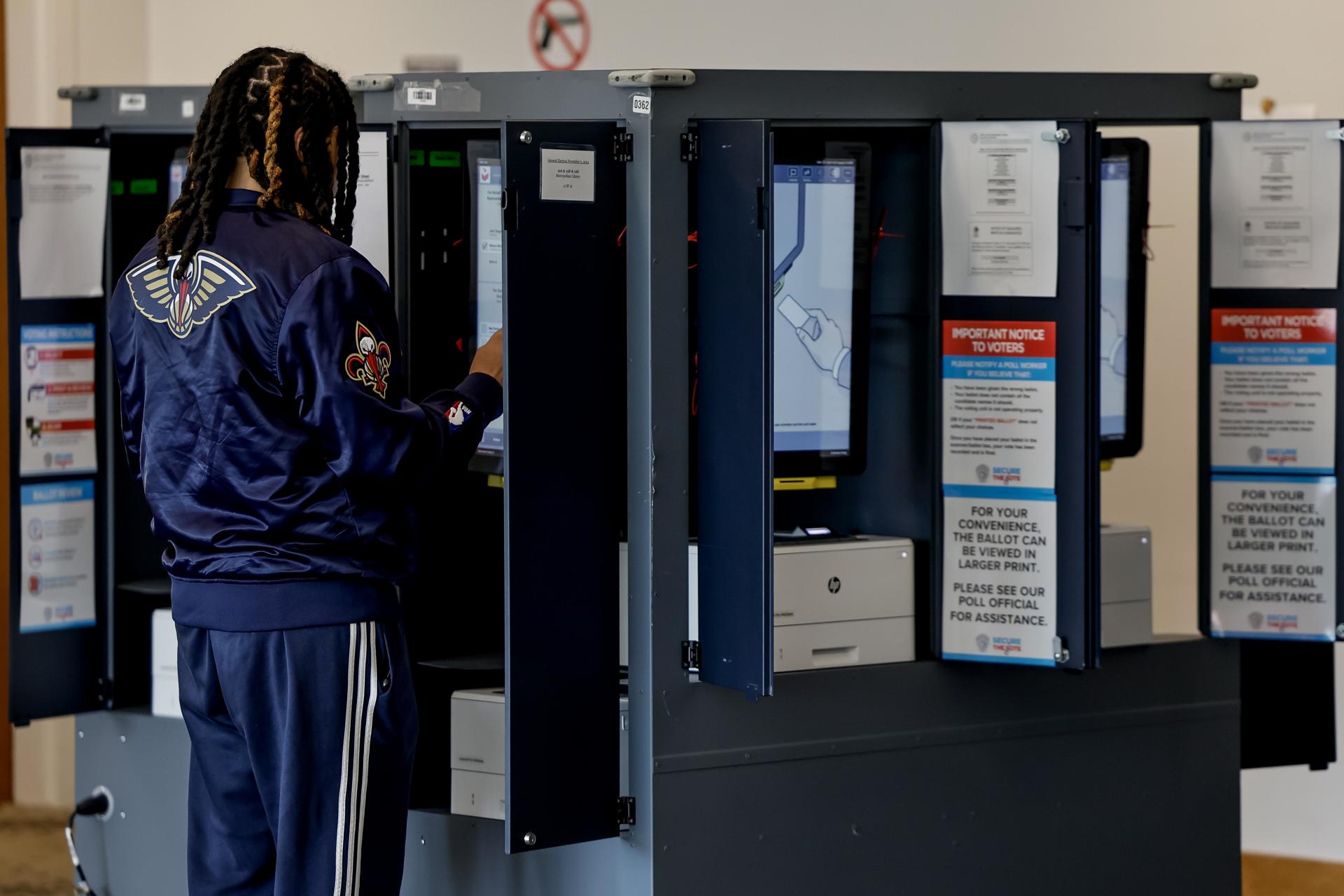 Una persona emite su voto en el recinto electoral de la Biblioteca Metropolitana del Condado de Fulton el día de las elecciones en Atlanta, Georgia, EE. UU., el 5 de noviembre de 2024. EFE/EPA/ERIK S. LESSER