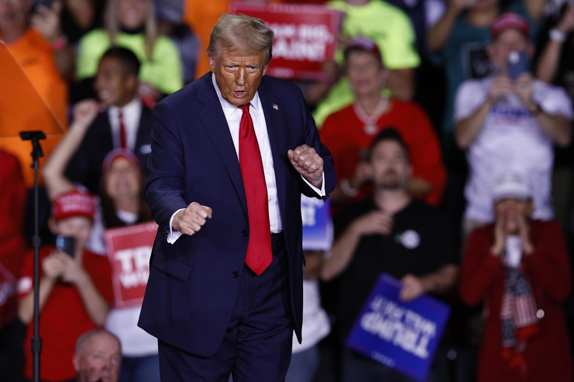 El candidato presidencial republicano y expresidente de EE.UU., Donald Trump, en el último mitin de su campaña en Grand Rapids, Míchigan, EE. UU., el 4 de noviembre de 2024. EFE/EPA/CJ GUNTHER
