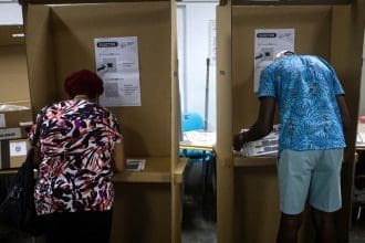 Fotografía de archivo del 2 de octubre de 2024 donde aparecen los candidatos a la Gobernación de Puerto Rico (desde la izquierda) Juan Dalmau, por la Alianza del Partido Independentista de Puerto Rico y el Movimiento Victoria Ciudadana; Javier Jiménez, por Proyecto Dignidad; Jesús Manuel Ortiz, por el Partido Popular Democrático, y Jennifer González, por el Partido Nuevo Progresista, posanndo durante el primer debate en los estudios de televisión de Wapa TV en Guaynabo (Puerto Rico). EFE/Thais Llorca