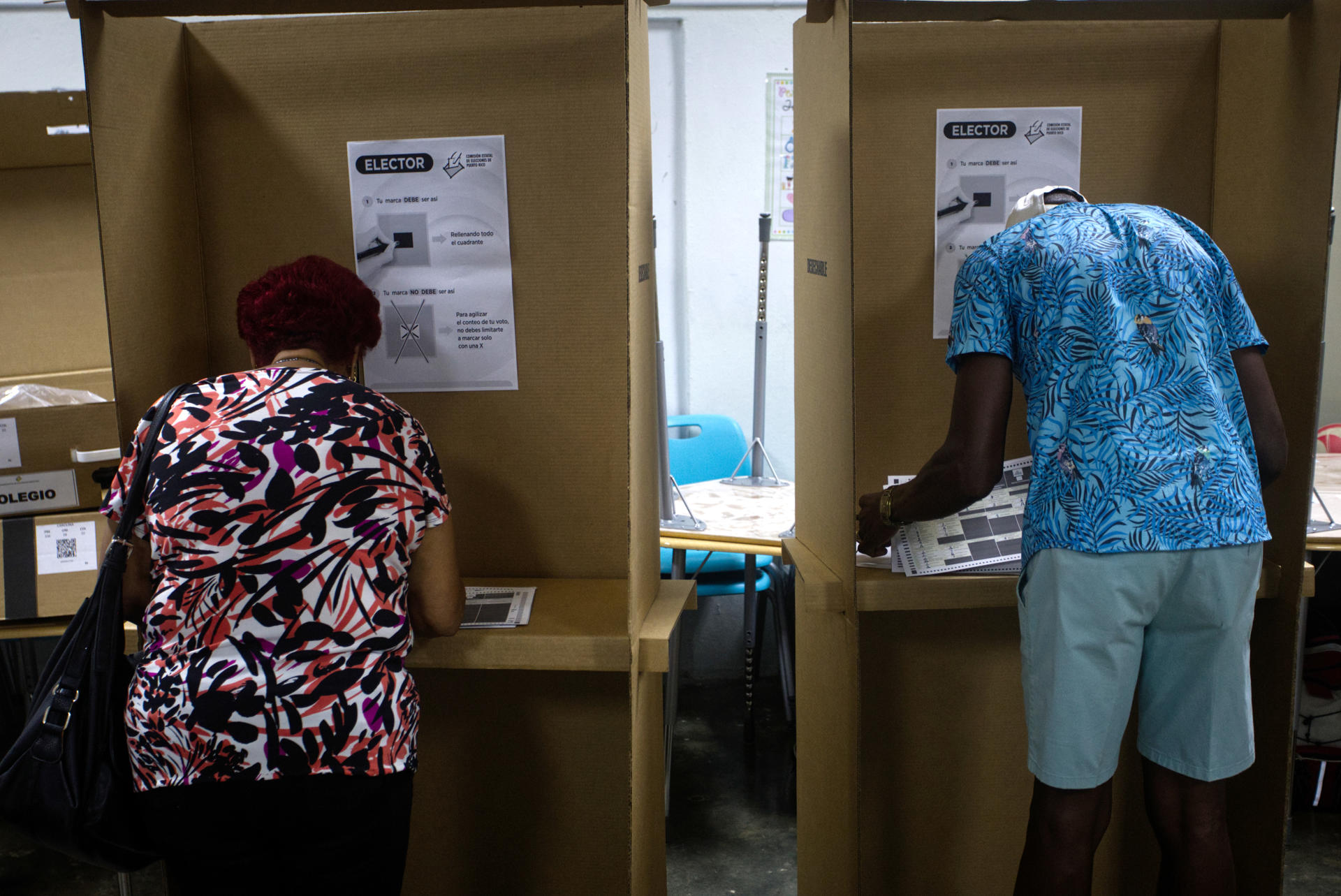 Fotografía de archivo del 2 de octubre de 2024 donde aparecen los candidatos a la Gobernación de Puerto Rico (desde la izquierda) Juan Dalmau, por la Alianza del Partido Independentista de Puerto Rico y el Movimiento Victoria Ciudadana; Javier Jiménez, por Proyecto Dignidad; Jesús Manuel Ortiz, por el Partido Popular Democrático, y Jennifer González, por el Partido Nuevo Progresista, posanndo durante el primer debate en los estudios de televisión de Wapa TV en Guaynabo (Puerto Rico). EFE/Thais Llorca
