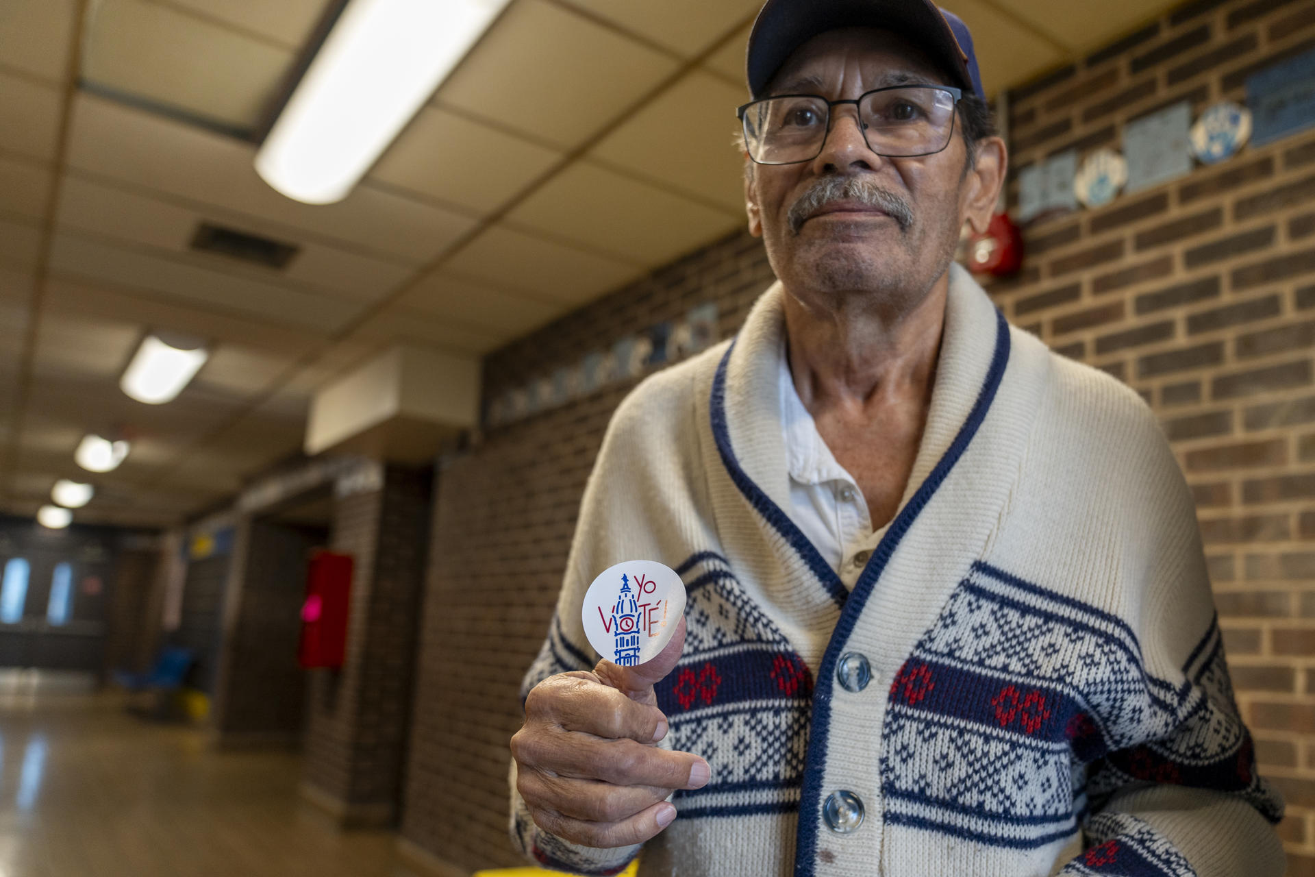 Una persona muestra un sticker que dice 'Yo voté', tras votar en las elecciones presidenciales en un centro de votación en Estados Unidos. EFE/ Ángel Colmenares
