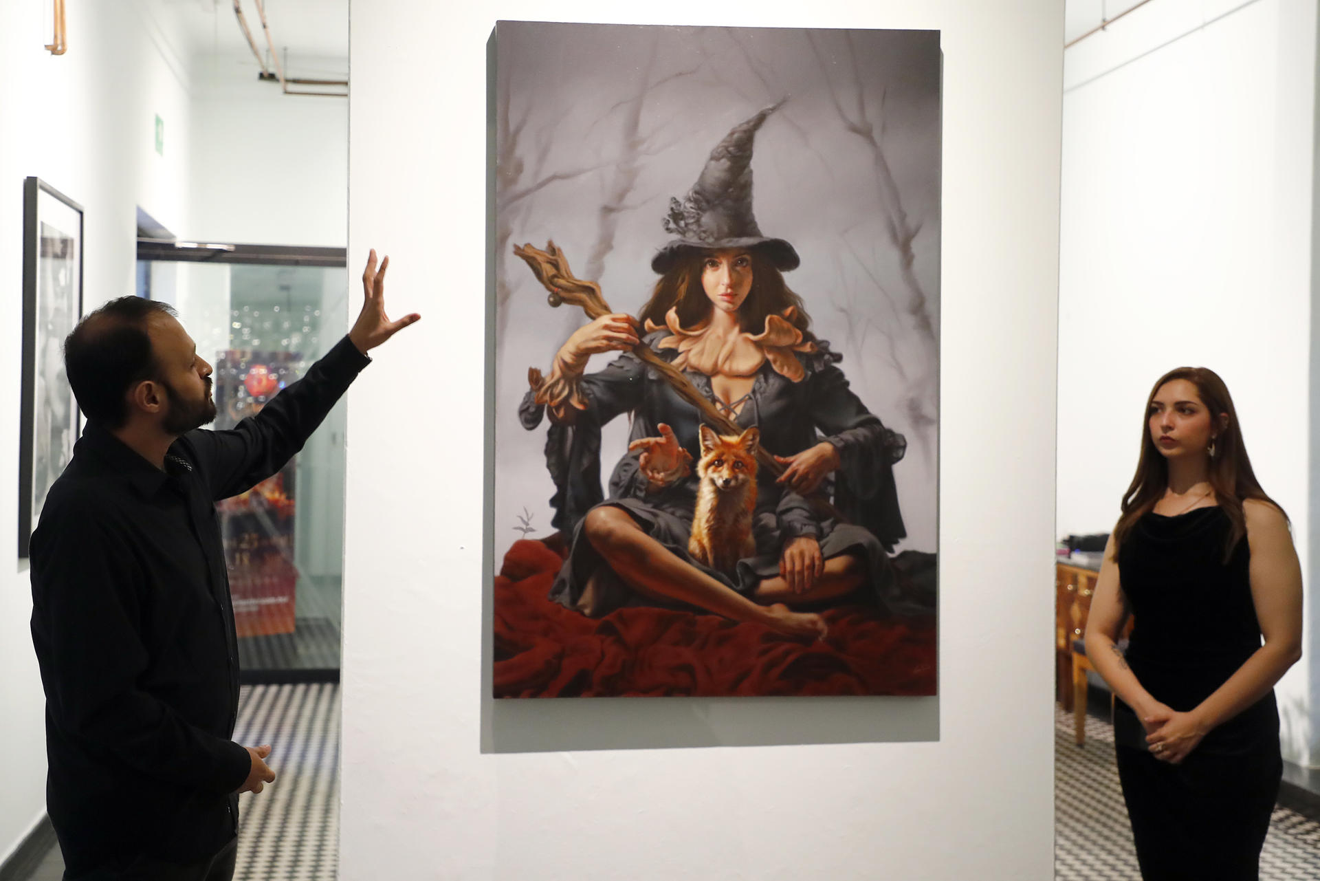 Los artistas mexicanos José Luis Galván y Paulina Goca, observan piezas de la exposición ‘Liminãris’ inaugurada este lunes en la galería Bruna, en la ciudad de Guadalajara (México). EFE/ Francisco Guasco