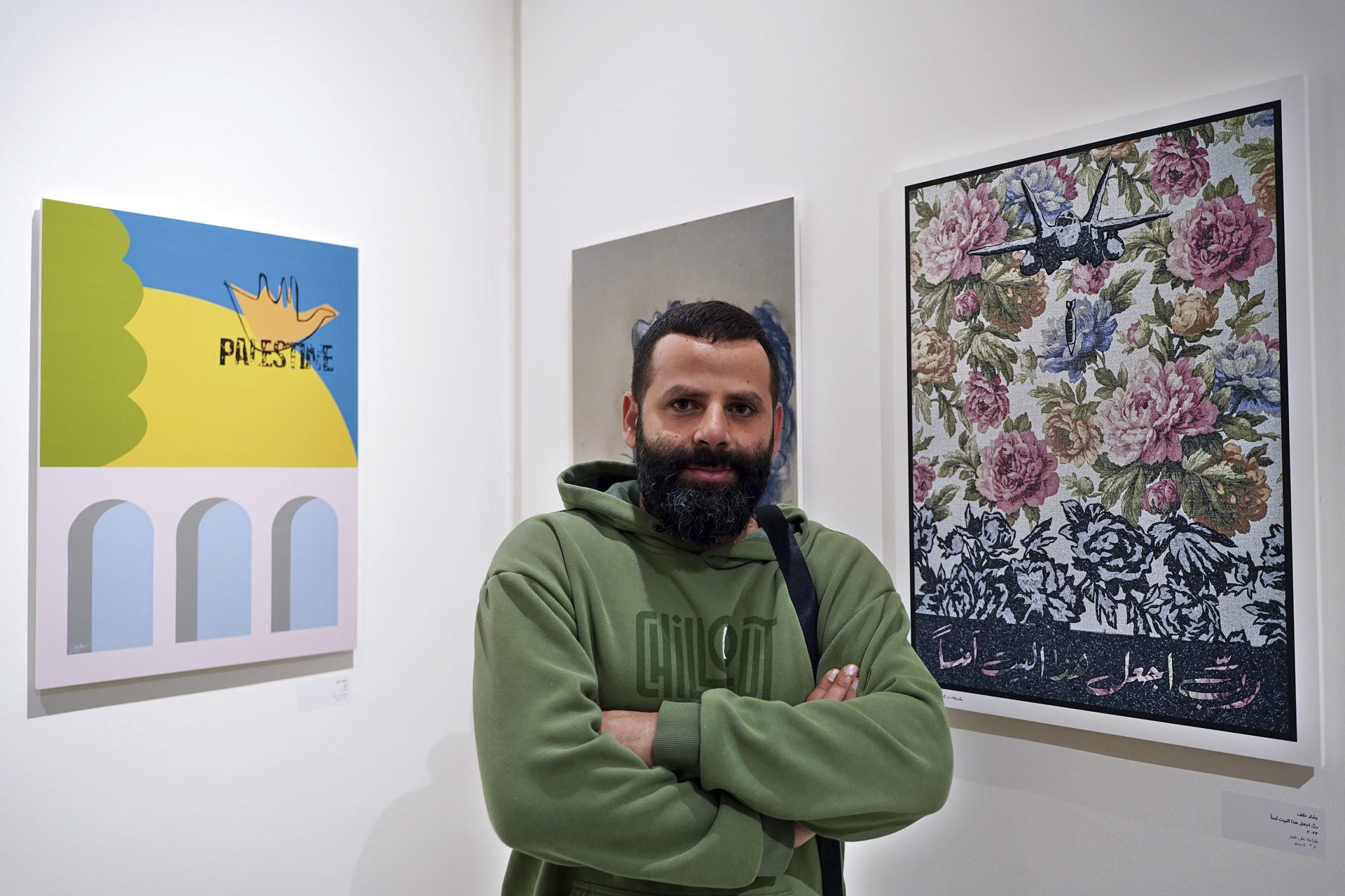 El artista palestino Bashar Khalaf posa junto a su obra en la exposición Pósteres de Gaza, inaugurada el 3 de noviembre de 2024 en el centro cultural Khalil Sakakini de Ramala (Cisjordania). EFE/Alejandro Ernesto
