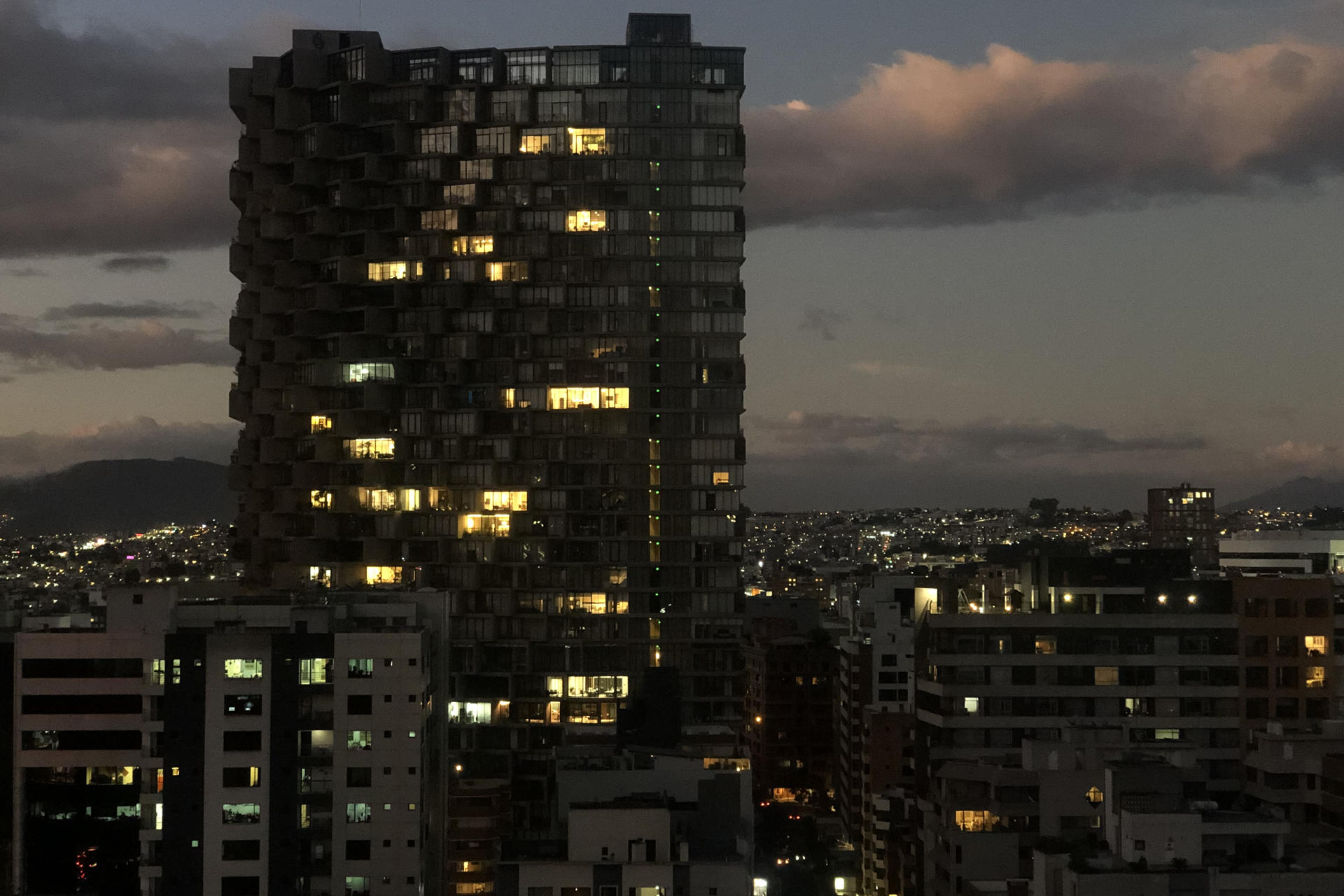 Fotografía de archivo de un atardecer en el centro financiero del norte de Quito en medio de un apagón por la crisis energética que atraviesa Ecuador. EFE/ Fernando Gimeno