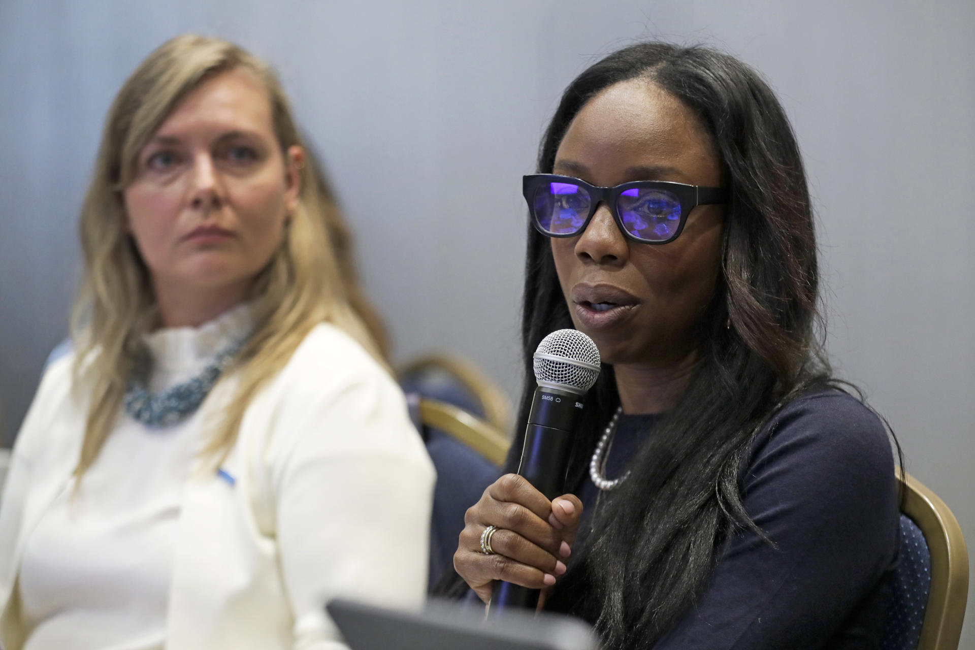 La doctora experta en trauma infantil Nadine Burke-Harris habla durante una rueda de prensa en Bogotá, ciudad que acogerá el jueves y el viernes la primera Conferencia Ministerial Mundial para Poner Fin a la Violencia contra la Niñez. EFE/ Carlos Ortega
