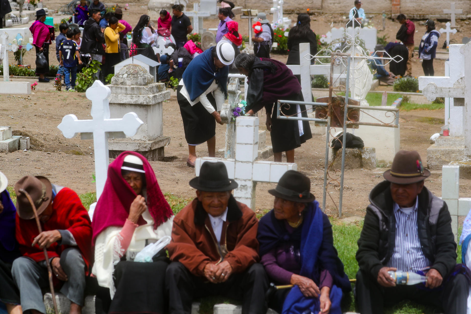 Pobladores asisten a un cementerio durante la conmemoración del Día de Muertos este sábado, en la comunidad de Punin (Ecuador). EFE/ José Jácome