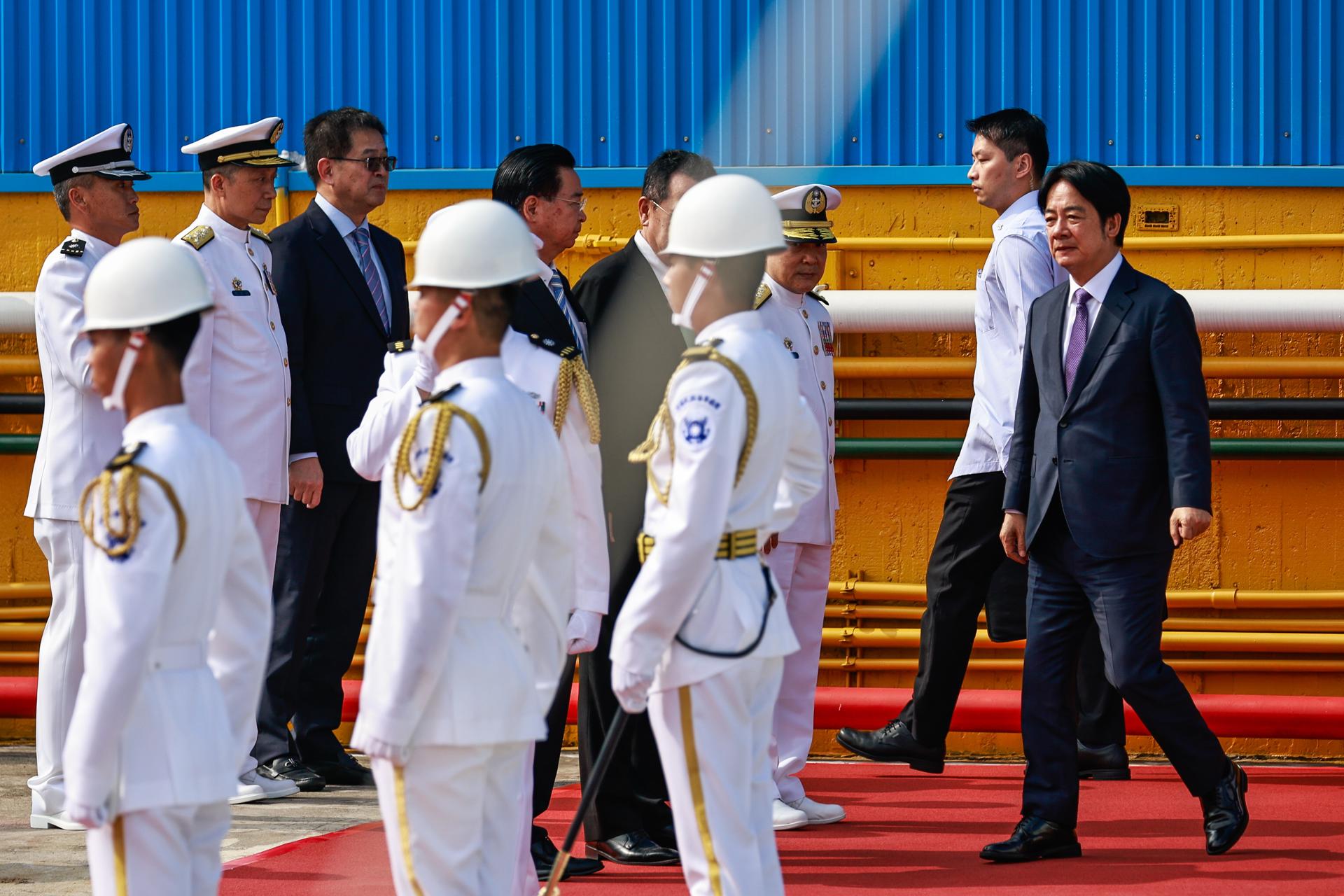 El presidente taiwanés, William Lai, este lunes en la ciudad sureña de Kaohsiung donde se construye un nuevo prototipo de fragata ligera. EFE/EPA/DANIEL CENG
