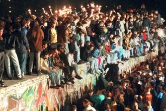 Cientos de personas celebraban en noviembre de 2014, el 25 aniversario de la caída del Muro de Berlín. EPA/STR/Archivo