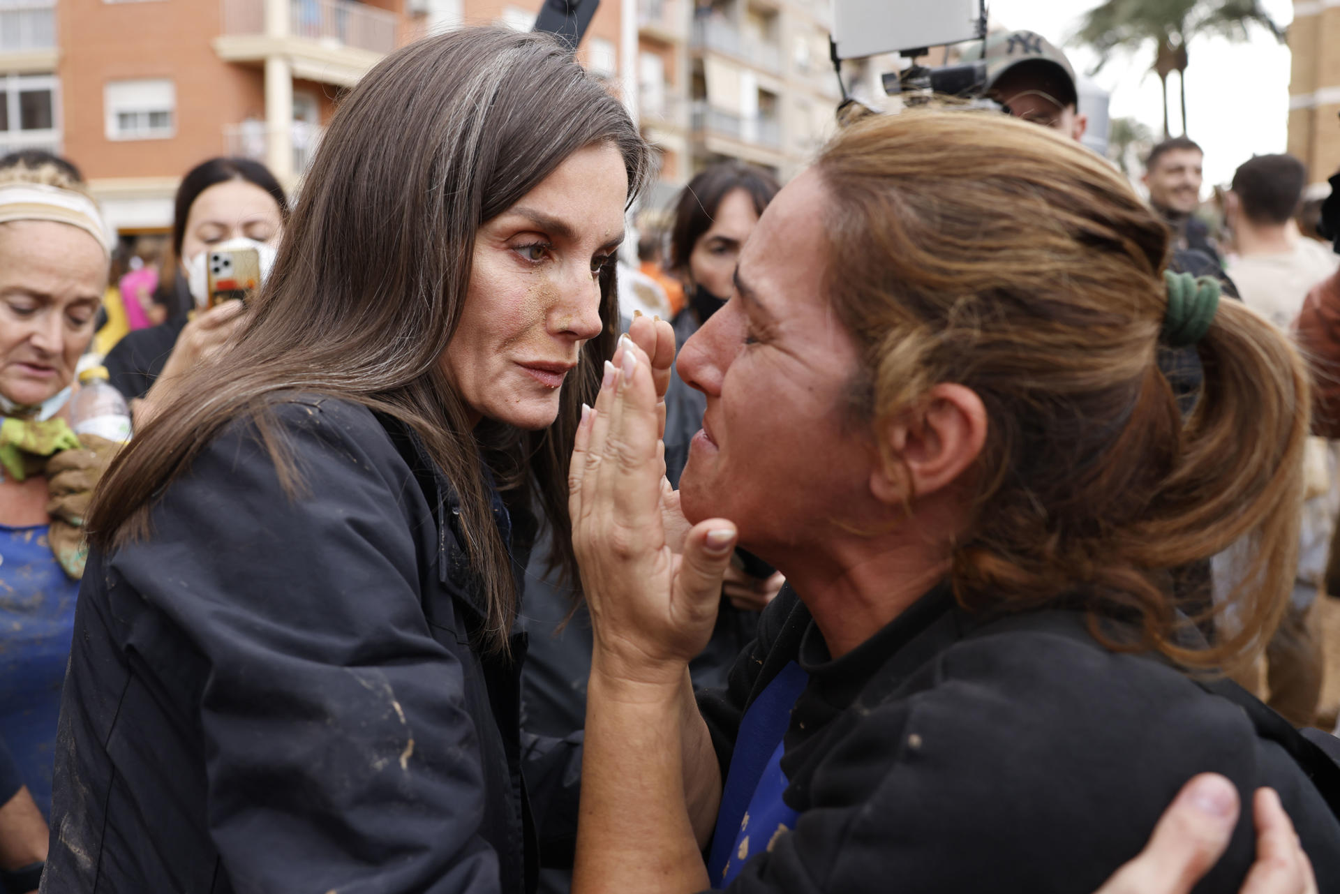 La reina Letizia consuela a una víctima de las inundaciones, durante su visita a Paiporta este domingo, donde los reyes, el presidente del Gobierno, Pedro Sánchez, y el presidente regional de Valencia, Carlos Manzón, fueron recibidos con gritos de 'fuera', y el lanzamiento de barro por numerosas personas indignadas ante el retraso en la llegada de ayuda a ese pueblo, epicentro de la catástrofe. EFE/ Ana Escobar