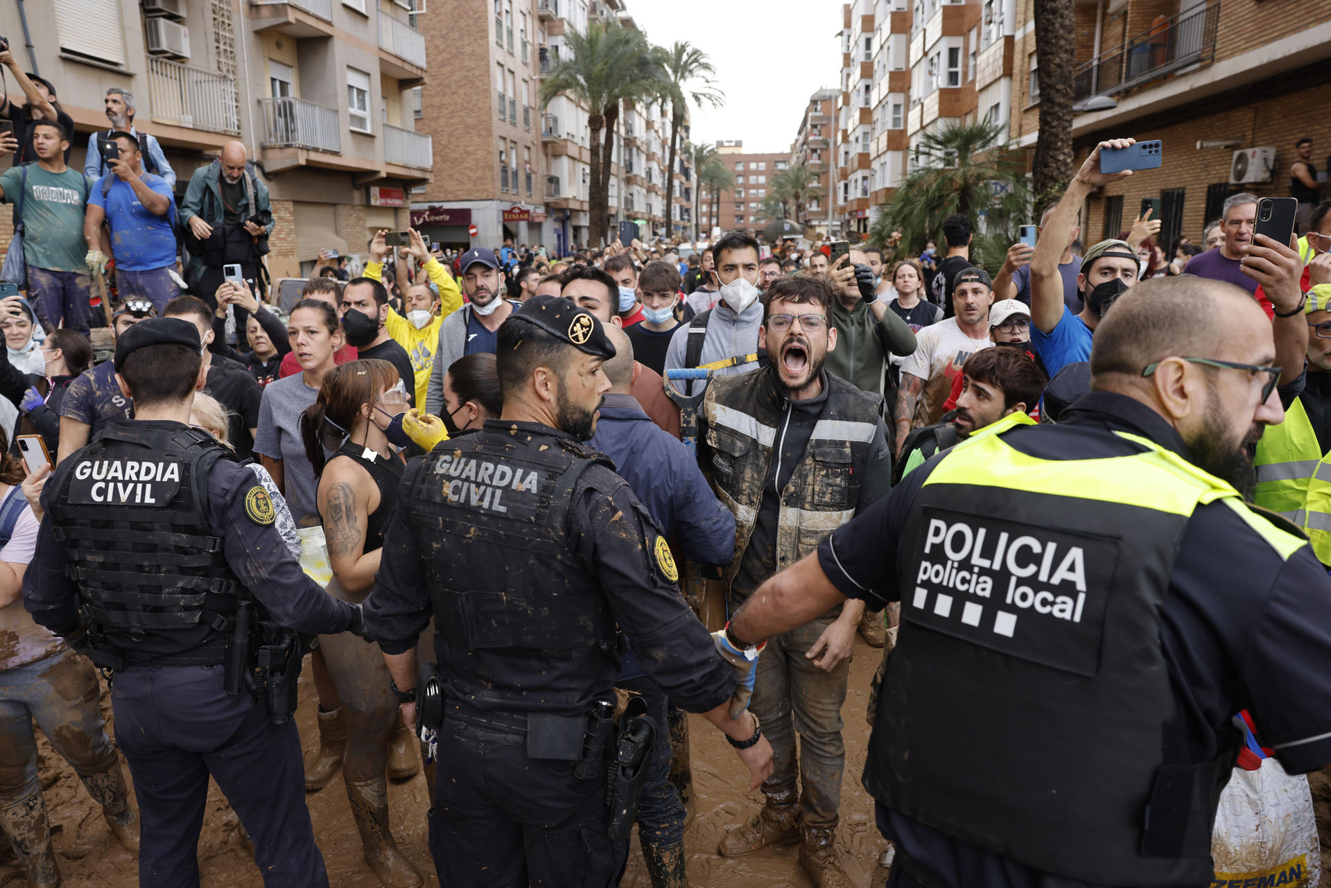Vecinos indignados gritan insultos durante la visita de la comitiva de los reyes, el presidente del Gobierno, Pedro Sánchez, y el presidente regional de Valencia, Carlos Manzón, este domingo  a Paiporta, epicentro de las inundaciones de Valencia. EFE/ Ana Escobar
