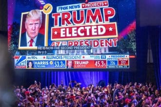 Los seguidores de Donald Trump comienzan el festejo por el triunfo del republicano en las elecciones presidenciales de Estados Unidos, en el centro de Convenciones de Palm Beach, Florida. EFE/ Cristobal Herrera-Ulashkevich