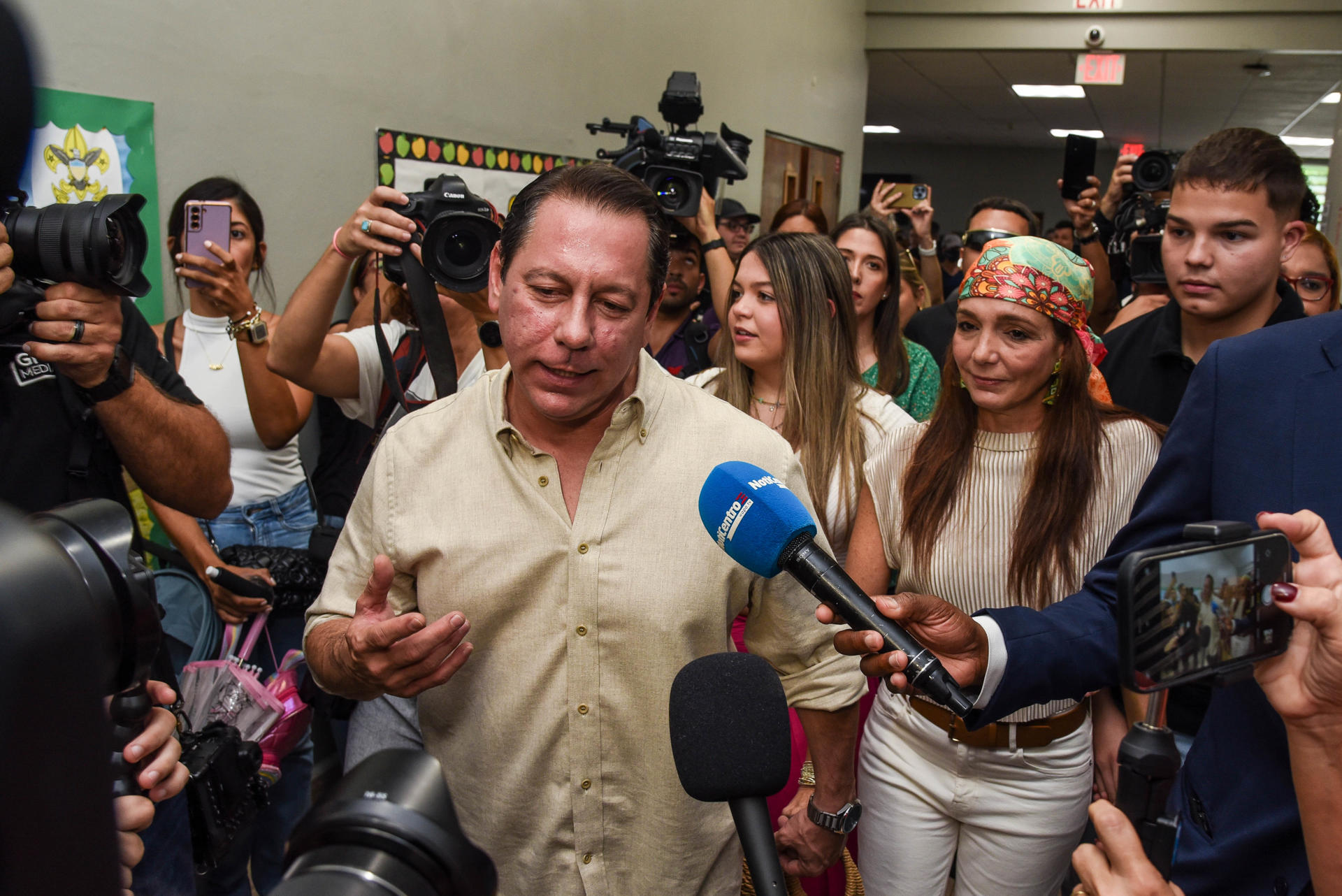 El candidato a la gobernación de Puerto Rico por la Alianza formada por el Partido Independentista Puertorriqueño (PIP) y el Movimiento Victoria Ciudadana (MVC) Juan Dalmau, responde las preguntas de los periodistas, este martes en el Centro Cedin, en San Juan (Puerto Rico). EFE/Enid M. Salgado
