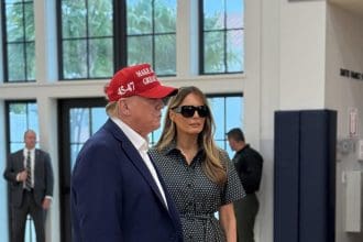 Fotografía tomada de la cuenta @margommartin de la red social X donde se observa al expresidente de EE.UU. y candidato republicano, Donald Trump, junto a su esposa, Melania Trump, luego de depositar su voto, este martes, en el Mandel Recreation Center de Palm Beach, en Florida (Estados Unidos). EFE/ @margommartin SOLO USO EDITORIAL/SOLO DISPONIBLE PARA ILUSTRAR LA NOTICIA QUE ACOMPAÑA (CRÉDITO OBLIGATORIO)