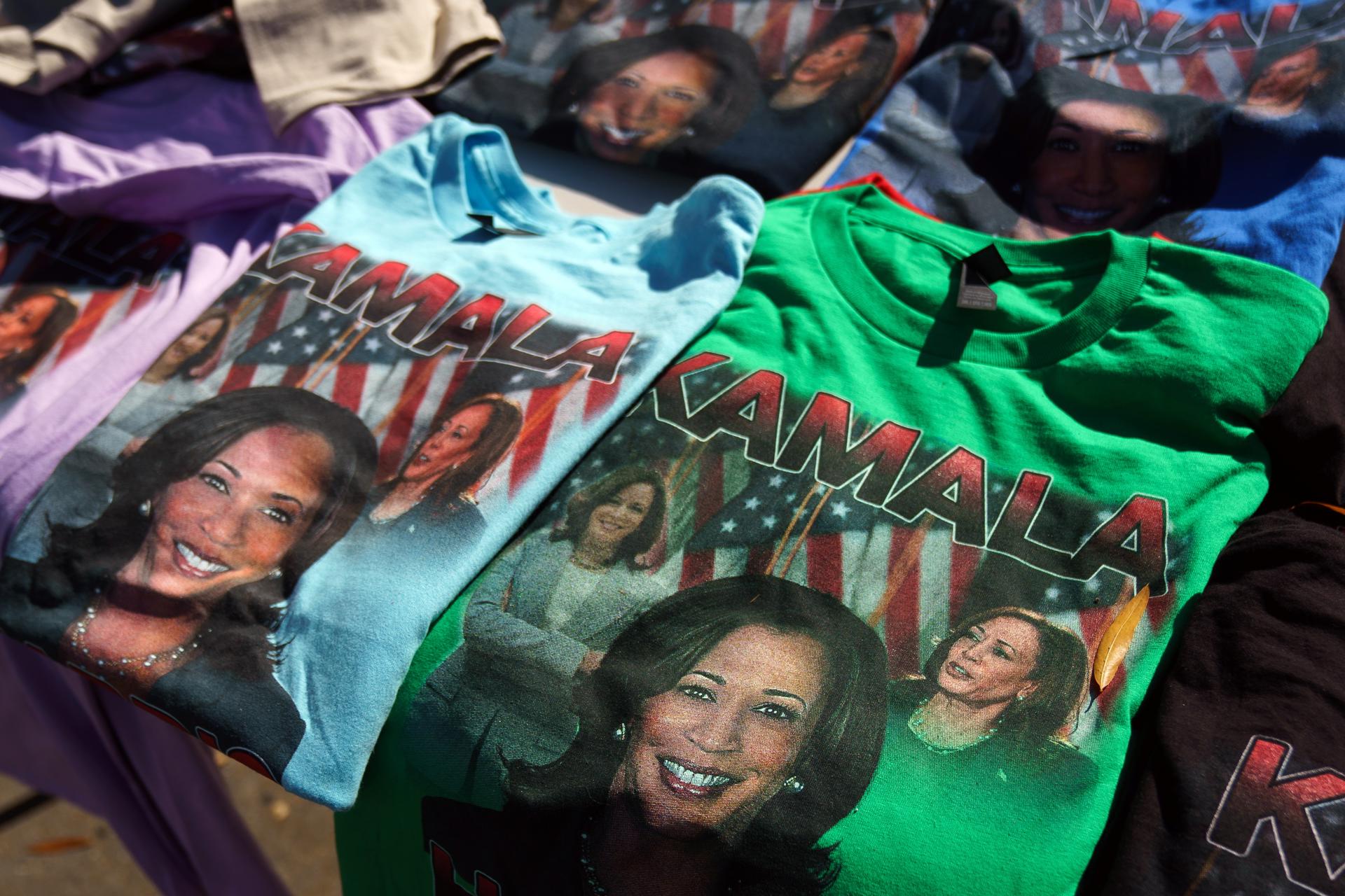 Camisetas con la imagen de la vicepresidenta estadounidense Kamala Harris a la venta en el exterior de la Casa Blanca, Washington, DC, EE.UU., el 5 de noviembre de 2024. EFE/EPA/Will Oliver
