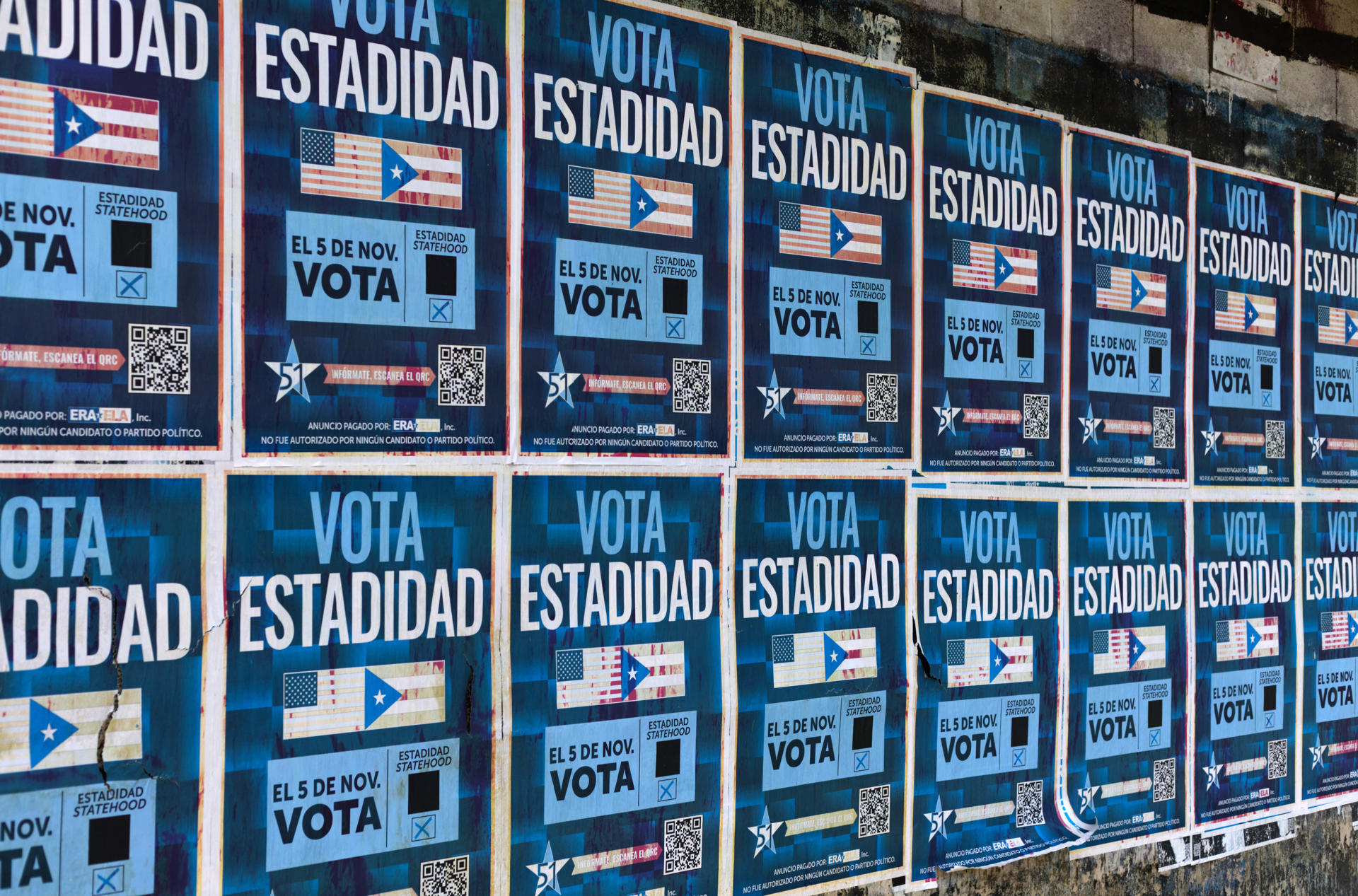 Carteles piden votar por convertir a Puerto Rico en un estado estadounidense, en una calle de San Juan (Puerto Rico). EFE/ Thais Llora
