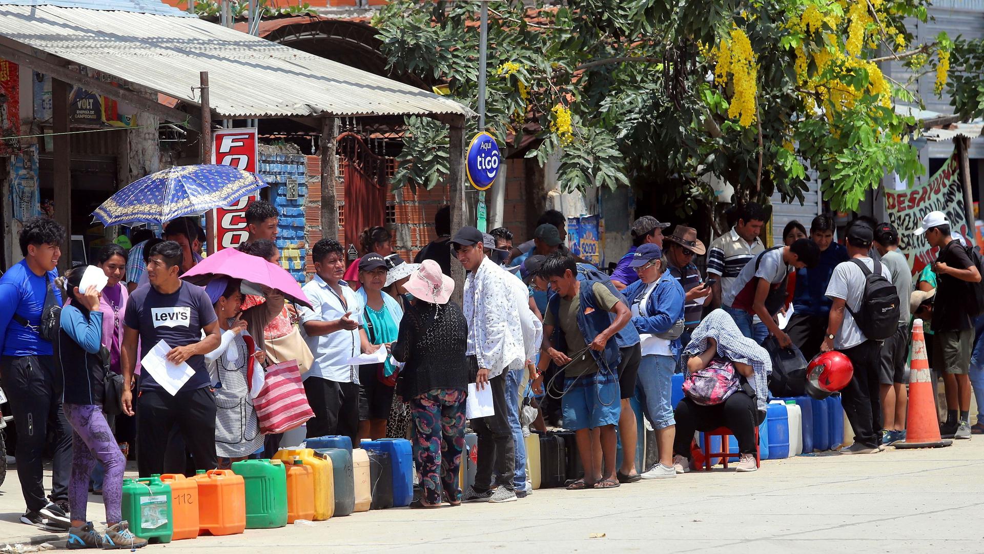 Personas hacen fila para abastecerse de combustible, este martes en Santa Cruz (Bolivia). EFE/ Juan Carlos Torrejón
