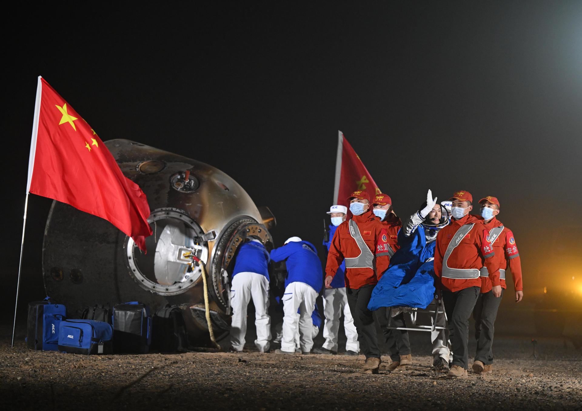El astronauta chino Li Cong (3-D) saluda mientras es sacado de la cápsula de retorno de la nave espacial tripulada Shenzhou-18 en el sitio de aterrizaje Dongfeng, en la Región Autónoma de Mongolia Interior, China, el 04 de noviembre de 2024. EFE/XINHUA
