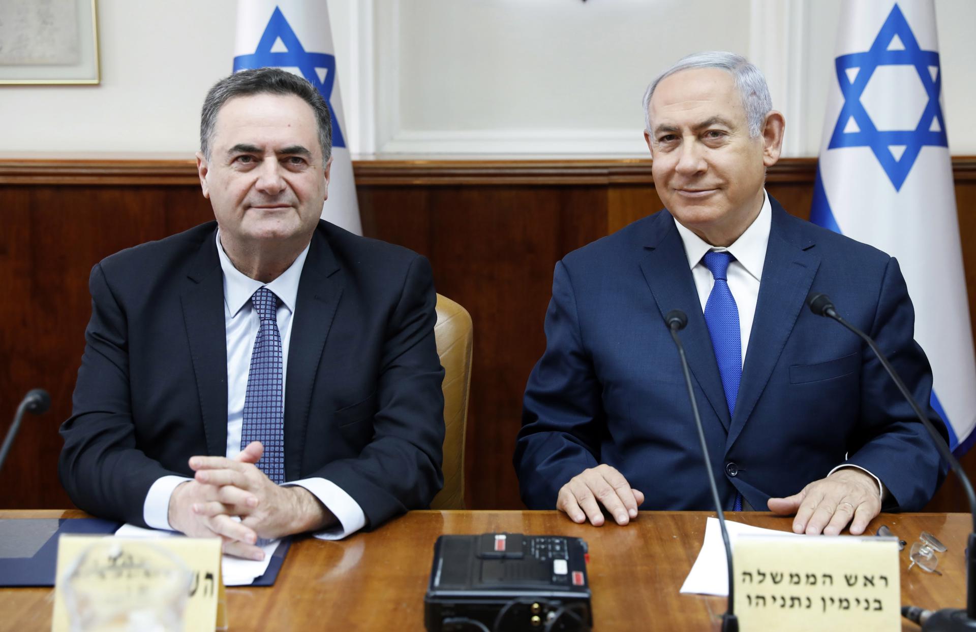 Foto archivo. Benjamin Netanyahu (derecha) e Israel Katz (izquierda) EFE/EPA/ABIR SULTAN / POOL
