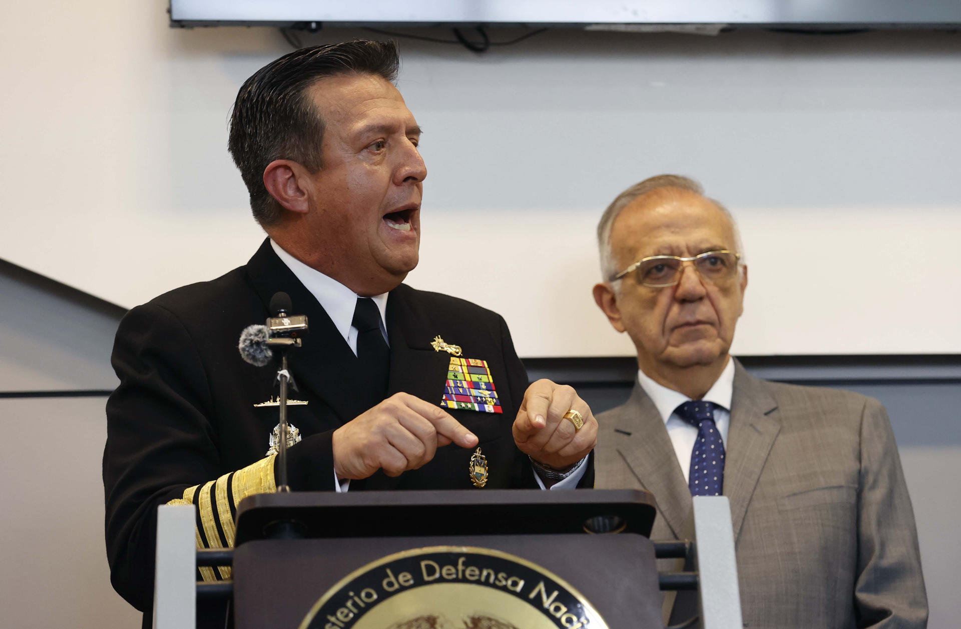 El comandante general de las Fuerzas Militares, Almirante Francisco Cubides (i), y el ministro de la Defensa de Colombia, Iván Velásquez (d), participan en una rueda de prensa este martes en Bogotá para anunciar una reorganización de las Fuerzas Militares del país. EFE/Mauricio Dueñas Castañeda
