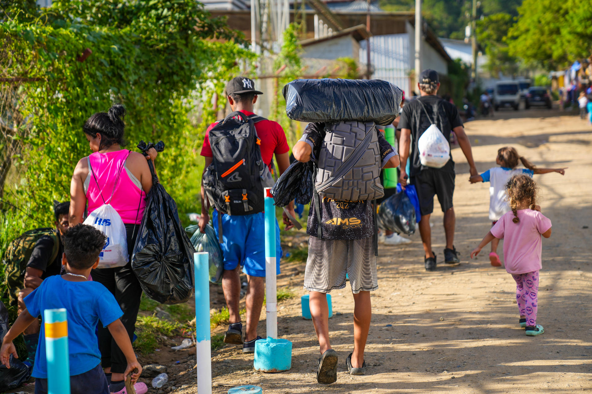 Fotografía cedida por Oxfam que muestra migrantes centroamericanos caminando por una carretera en Costa Rica. EFE/Oxfam
