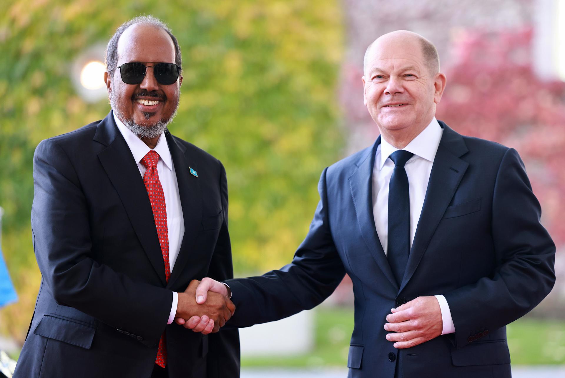 El canciller alemán Olaf Scholz (D) da la bienvenida al presidente de Somalia, Hassan Sheikh Mohamud, para conversaciones en la Cancillería en Berlín, Alemania, 05 de noviembre de 2024. (Alemania) EFE/EPA/HANNIBAL HANSCHKE
