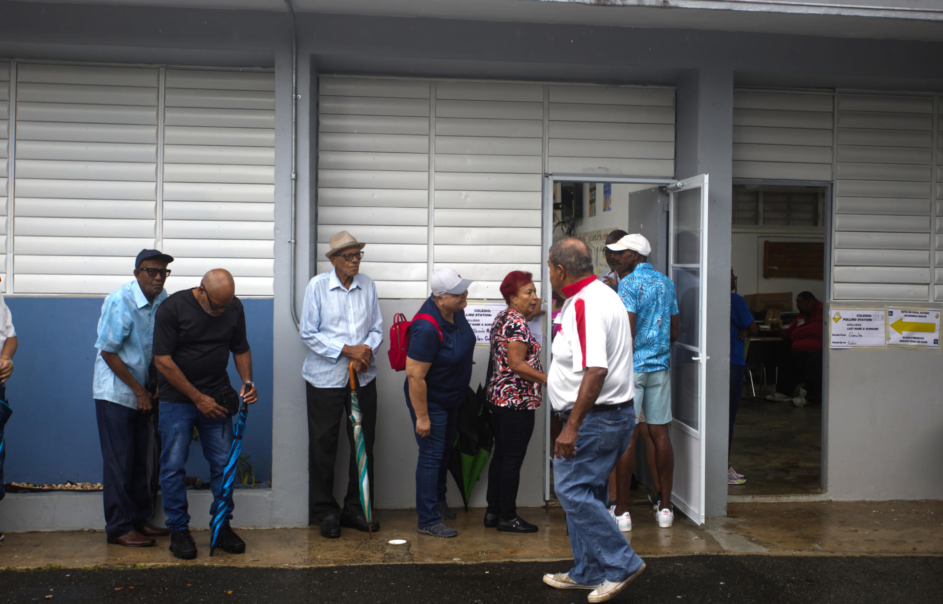 Personas hacen cola para depositar sus votos este martes en un centro de votación en Carolina (Puerto Rico). EFE/Thais Llorca
