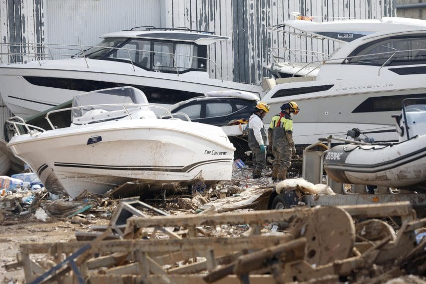 Dos bomberos inspeccionan las inmediaciones de una empresa con lanchas marinas en Massanassa, este miércoles. EFE/Miguel Ángel Polo