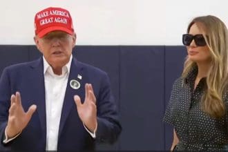 Captura de pantalla donde se observa al expresidente de EE.UU. y candidato republicano, Donald Trump, junto a su esposa, Melania Trump, luego de depositar su voto, este martes, en el Mandel Recreation Center de Palm Beach, en Florida (Estados Unidos). EFE/ Pool Donald Trump SOLO USO EDITORIAL/SOLO DISPONIBLE PARA ILUSTRAR LA NOTICIA QUE ACOMPAÑA (CRÉDITO OBLIGATORIO)