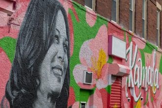 Imagen de un mural de la vicepresidenta de EE.UU. y candidata demócrata a la Casa Blanca, Kamala Harris, en Mount Airy, Filadelfia, Pensilvania, ested martes 5 de noviembre de 2024, día de las elecciones. EFE/EPA/David Muse
