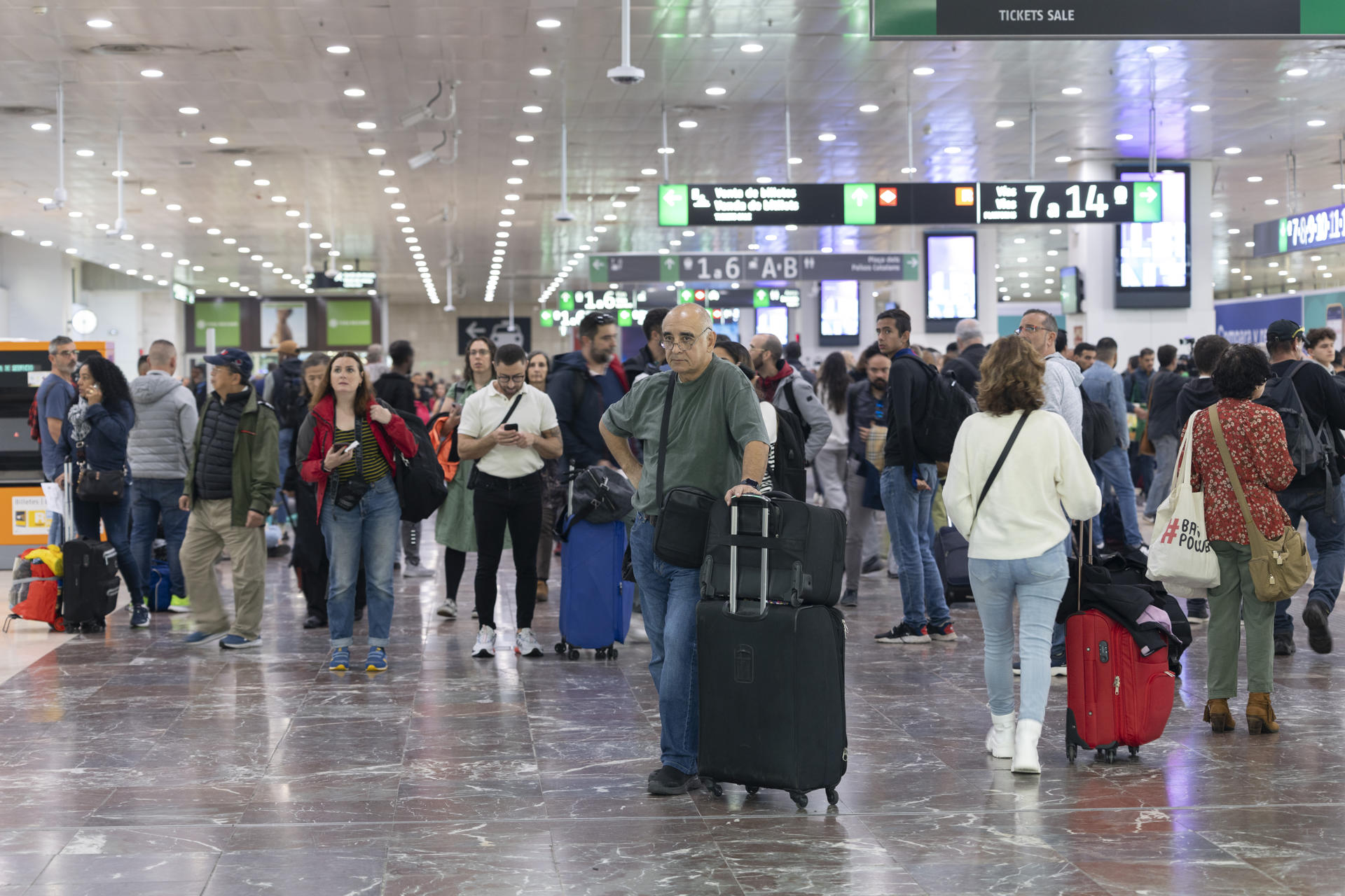 Varios pasajeros esperan en la Estación de Sants de Barcelona después de que el servicio de Rodalies de Cataluña ha quedado suspendido este lunes por la mañana en todo el territorio como consecuencia de las fuertes lluvias, que han obligado a Protección Civil de la Generalitat a emitir varios avisos. EFE/Marta Pérez
