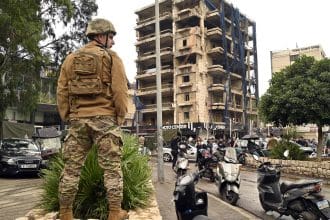 Un soldado libanés observa este sábado frente a un edificio impactado por un ataque isarelí en el sur de Beirut. EFE/EPA/WAEL HAMZEH