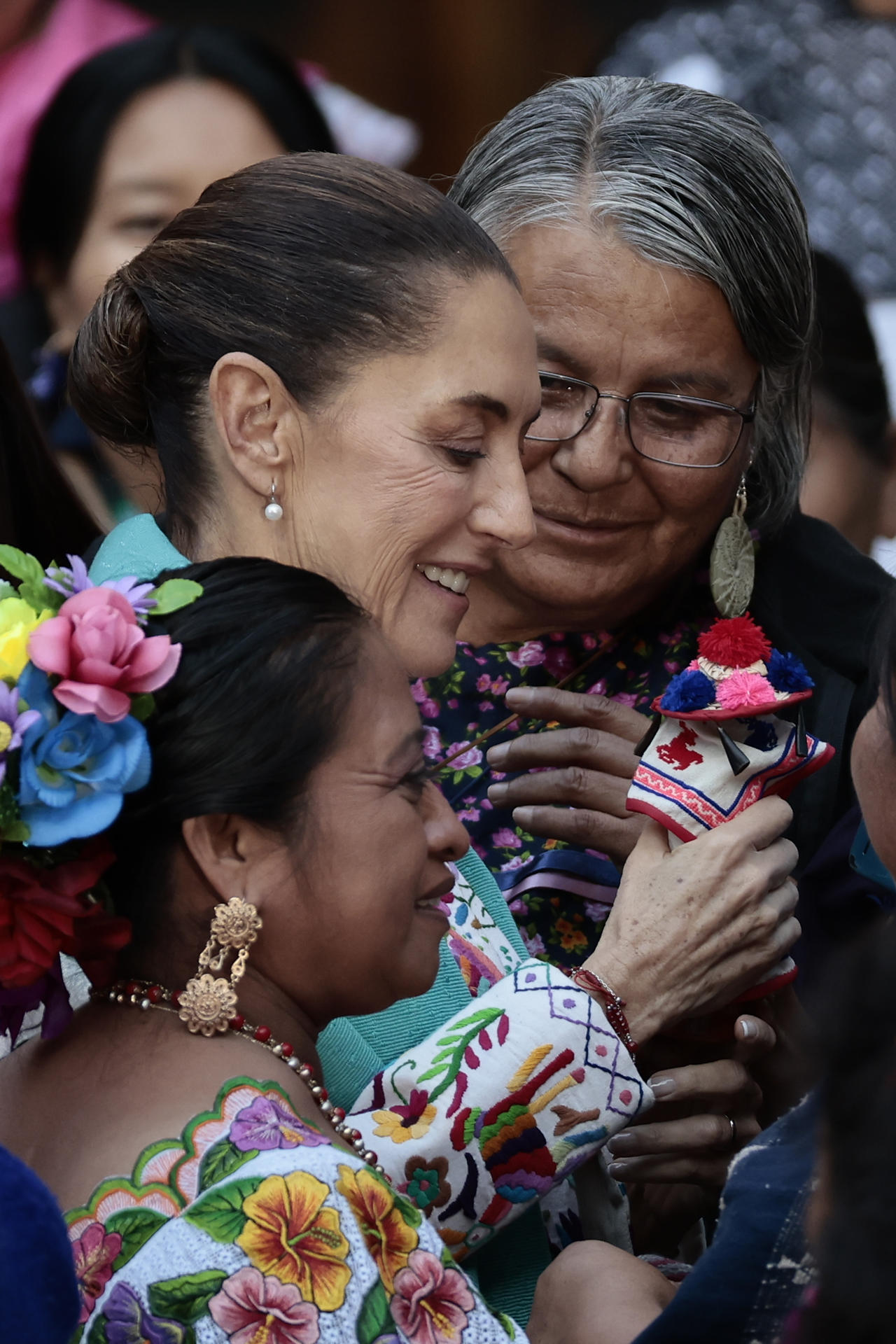 La presidenta de México, Claudia Sheinbaum, participa en un encuentro con mujeres artesanas este miércoles, en el Palacio Nacional de Ciudad de México (México). EFE/ José Méndez
