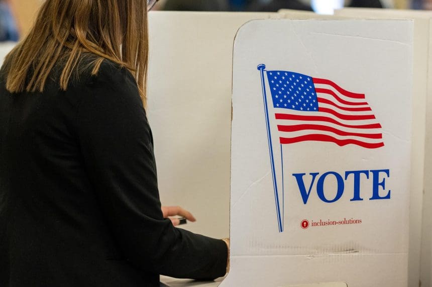 Una mujer vota, el 5 de noviembre de 2024.EFE/DAVID MUSE