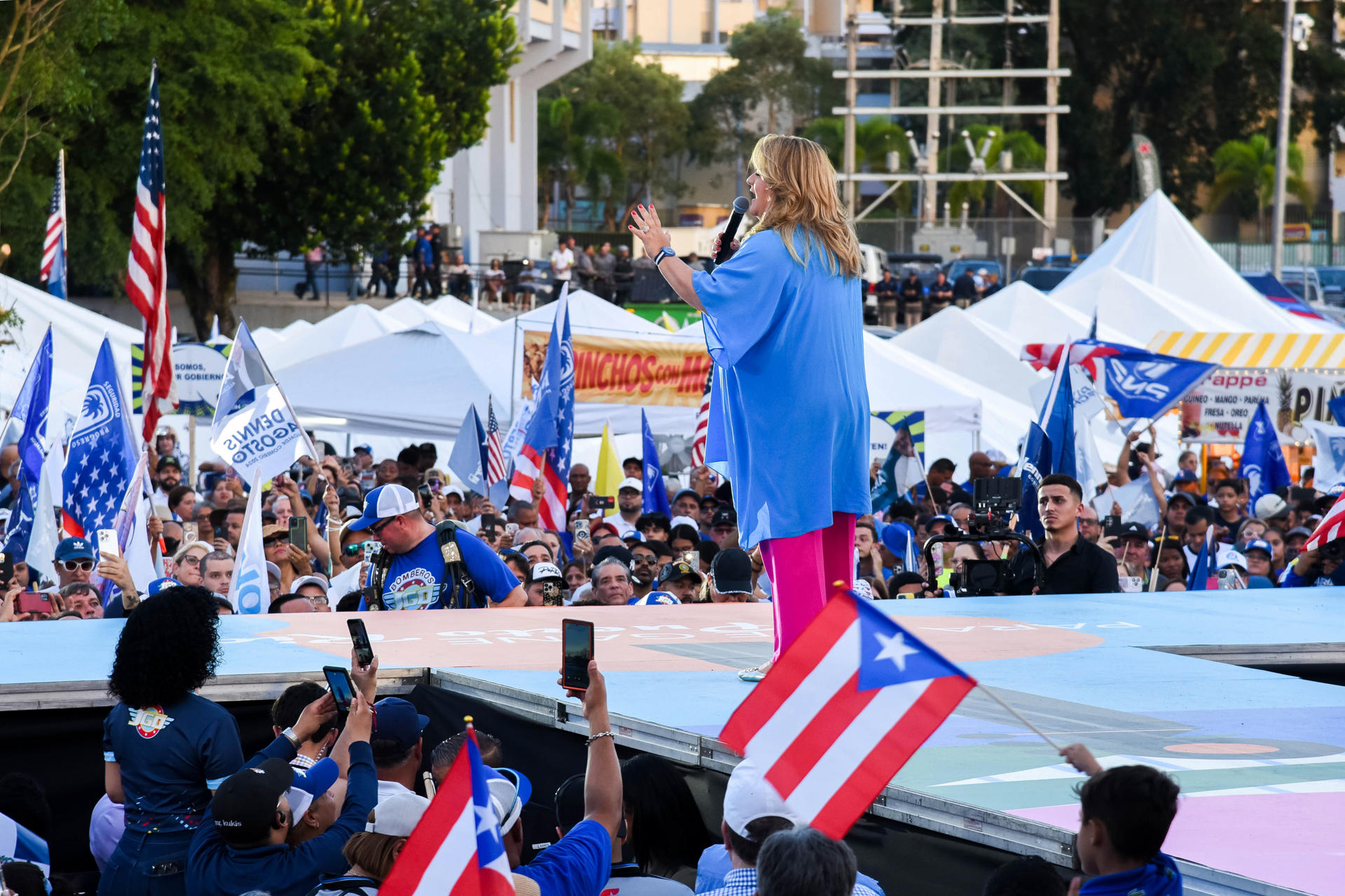 La candidata a la gobernación de Puerto Rico por el Partido Nuevo Progresista (PNP), Jenniffer González asiste al cierre de campaña este domingo, en Guaynabo (Puerto Rico). EFE/ Enid M Salgado
