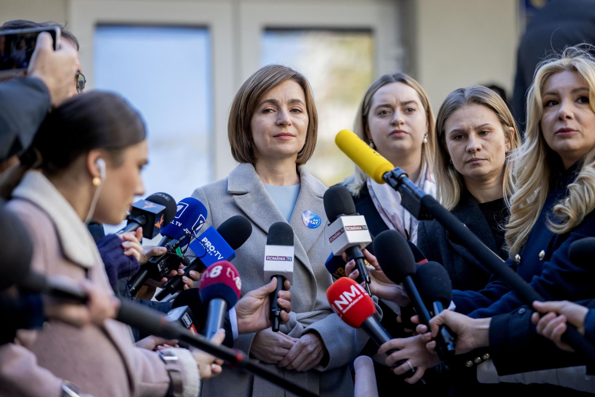 La actual presidenta de Moldavia, Maia Sandu, habla con los medios de comunicación después de emitir su voto frente a un colegio electoral en Chisinau, Moldavia, el 3 de noviembre de 2024. EFE/EPA/Dumitro Doru
