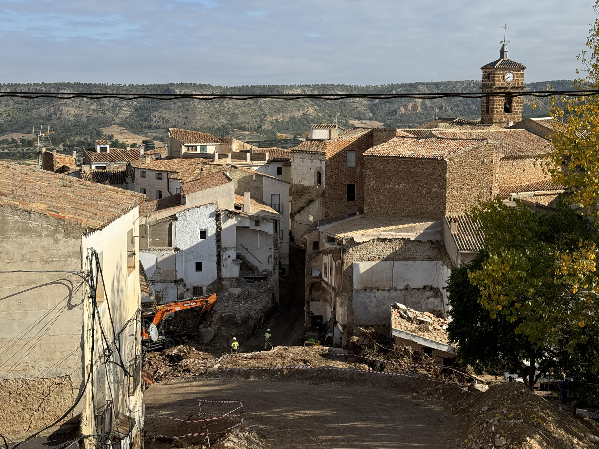 El operativo de búsqueda de las dos personas que siguen desaparecidas en Letur (Albacete) desde la riada del 29 de octubre se ha reanudado en la mañana de este miércoles, y ha intensificado las labores en la zona donde el martes aparecieron dos de los cuerpos. EFE/ Miguel Andújar
