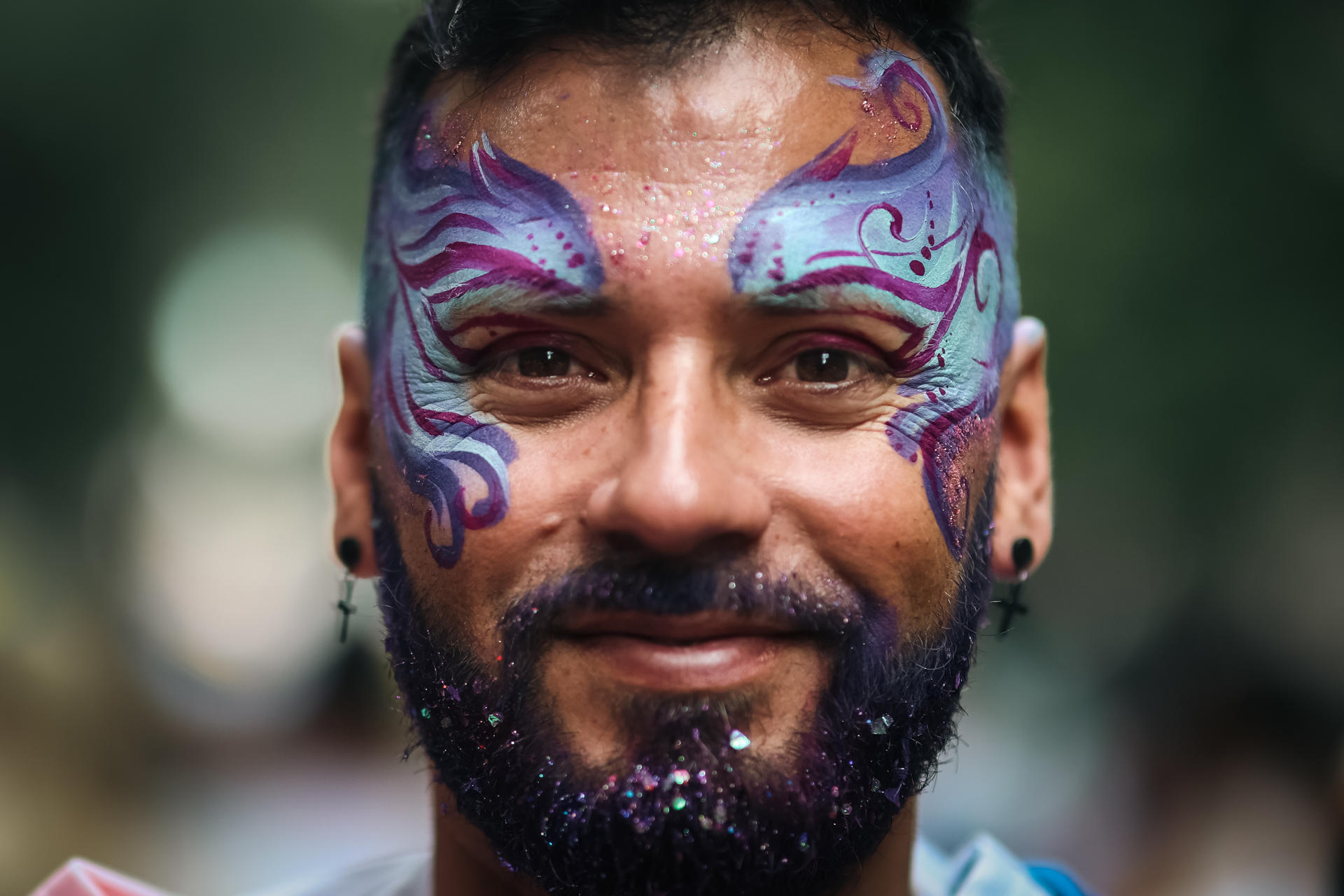 Una persona posa en la marcha del Orgullo LGTBI este sábado, en la ciudad de Buenos Aires (Argentina). EFE/ Juan Ignacio Roncoroni