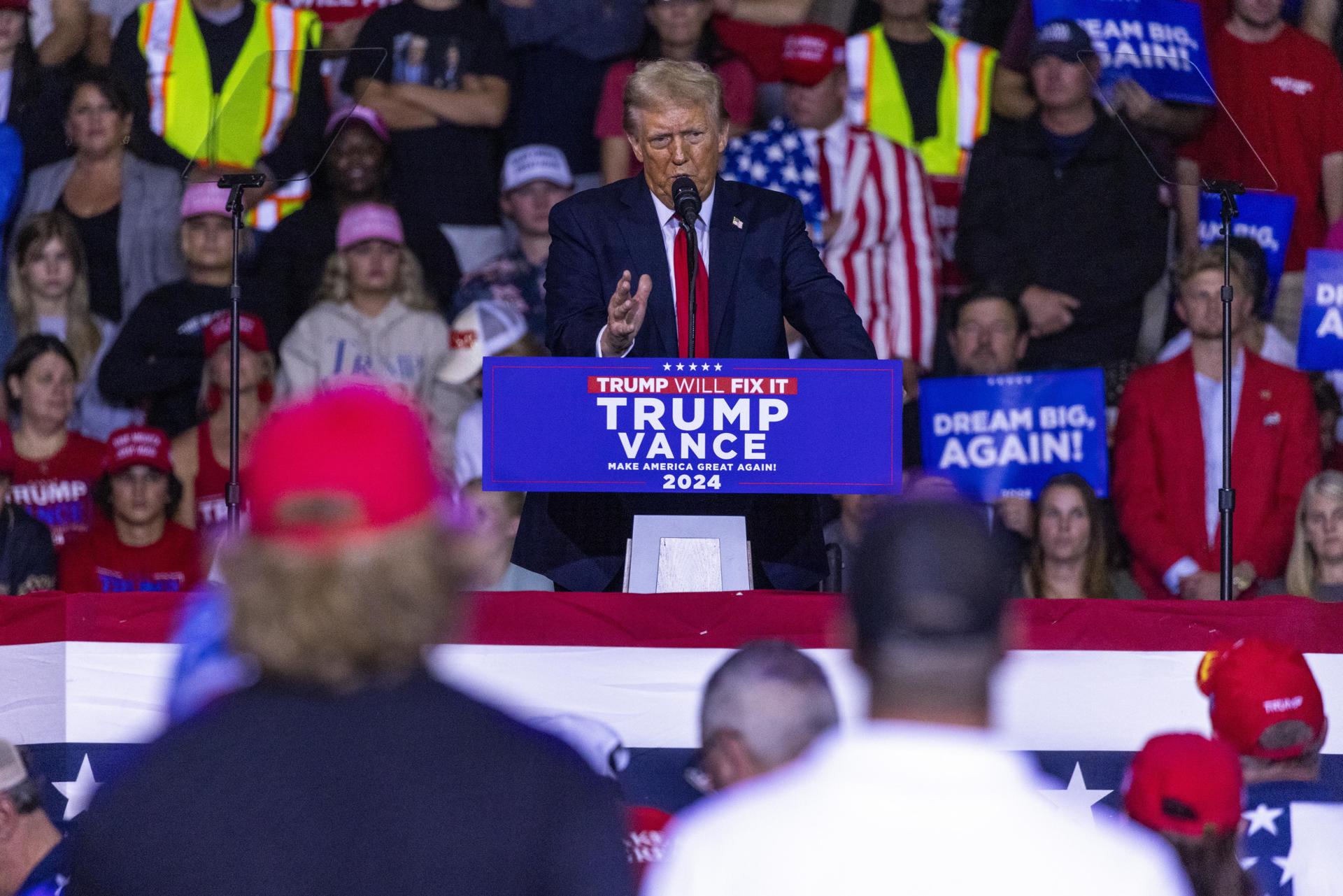 El expresidente de Estados Unidos y actual candidato presidencial republicano, Donald Trump, pronuncia un discurso durante un mitin de campaña en el Centro Cívico de Salem en Salem, Virginia. EFE/EPA/SHAWN THEW
