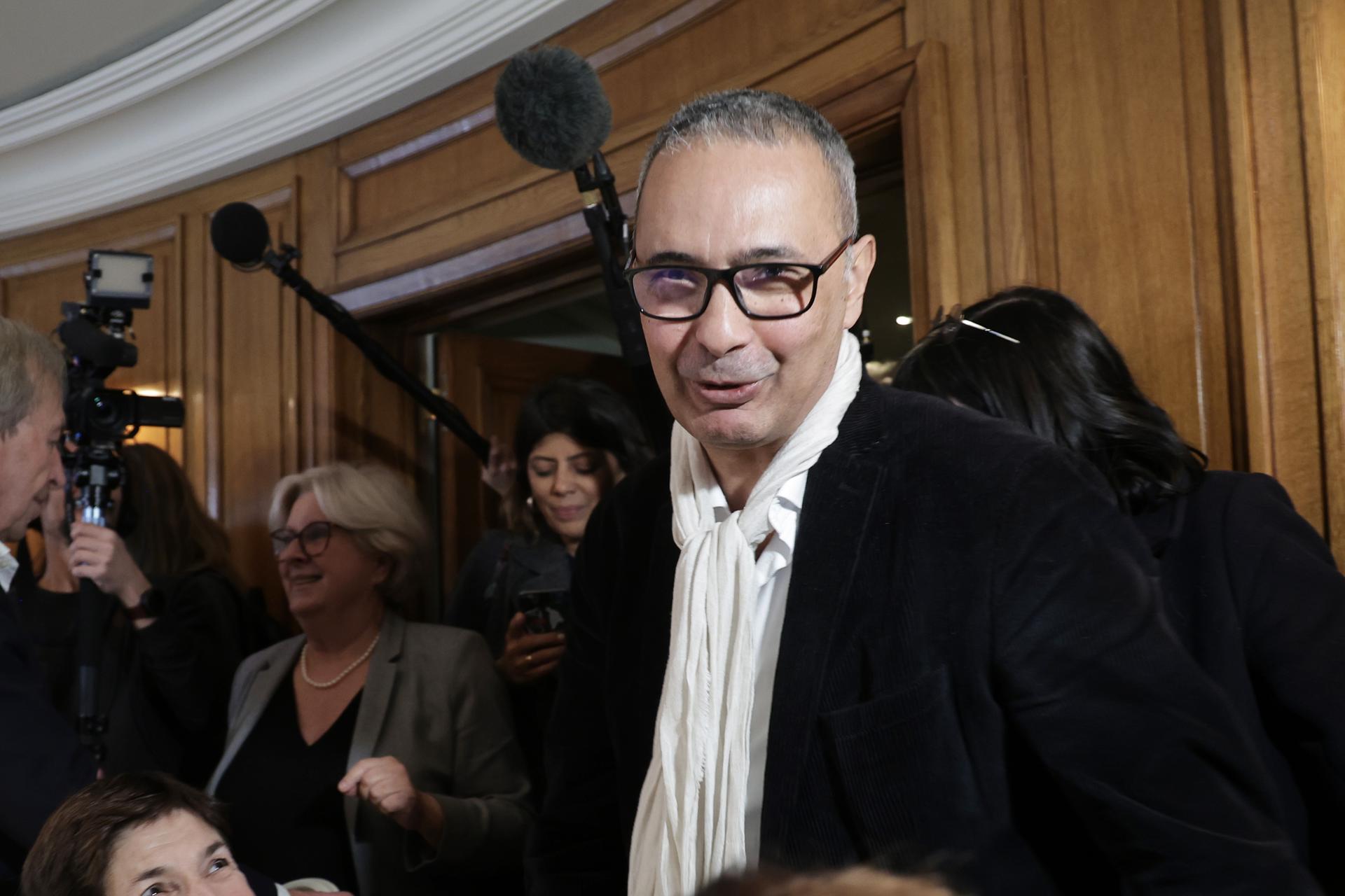 El escritor argelino Kamel Daoud llega a una conferencia de prensa en el restaurante Drouant después de ganar el Premio Literario Goncourt 2024 por su libro 'Houris' en París, el 4 de noviembre de 2024. EFE/EPA/CHRISTOPHE PETIT TESSON