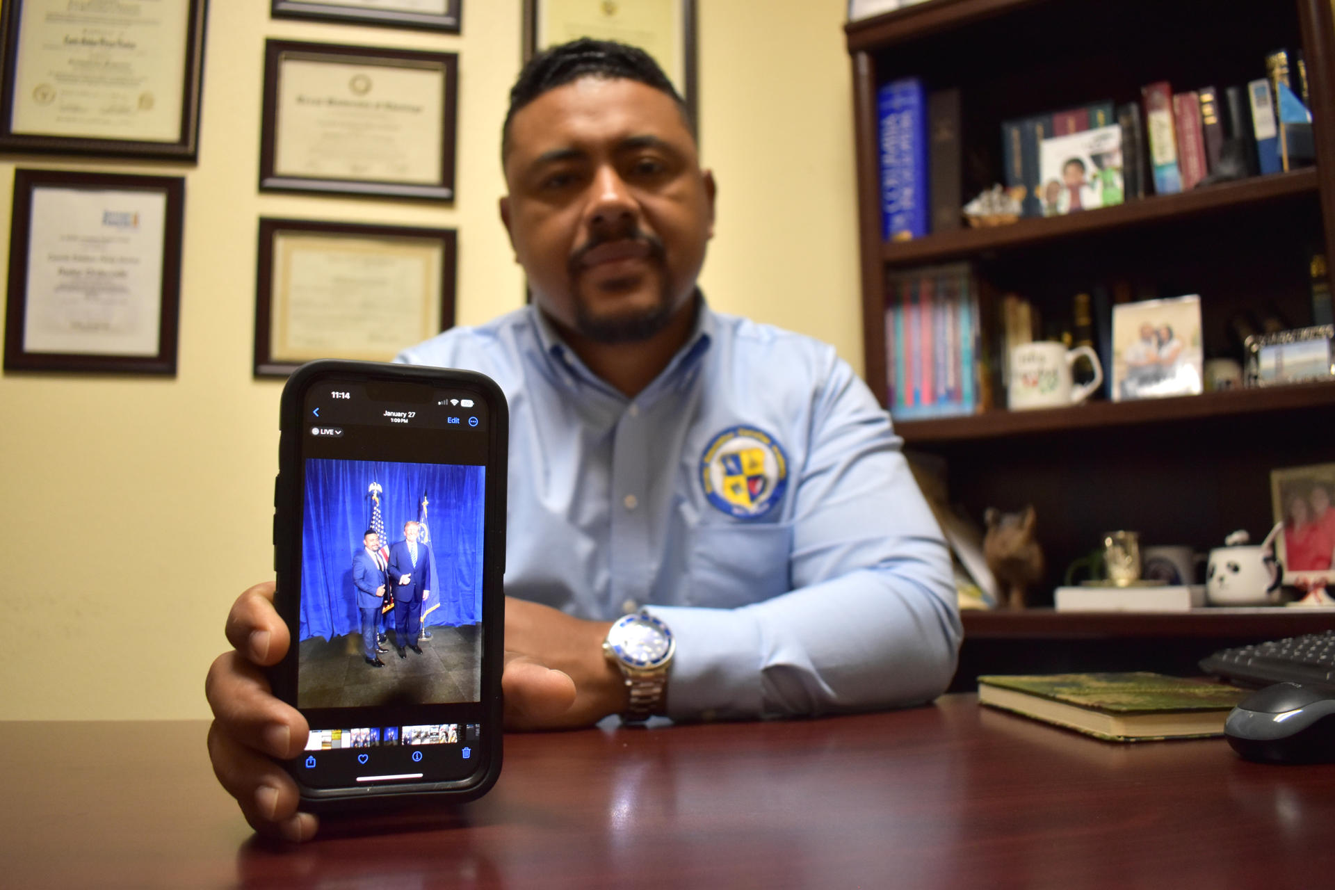 El colombiano Camilo Pérez, pastor y líder de la iglesia Torreón Fuerte posa para EFE durante una entrevista en Henderson, Nevada (EE.UU.). EFE/Mónica Rubalcava
