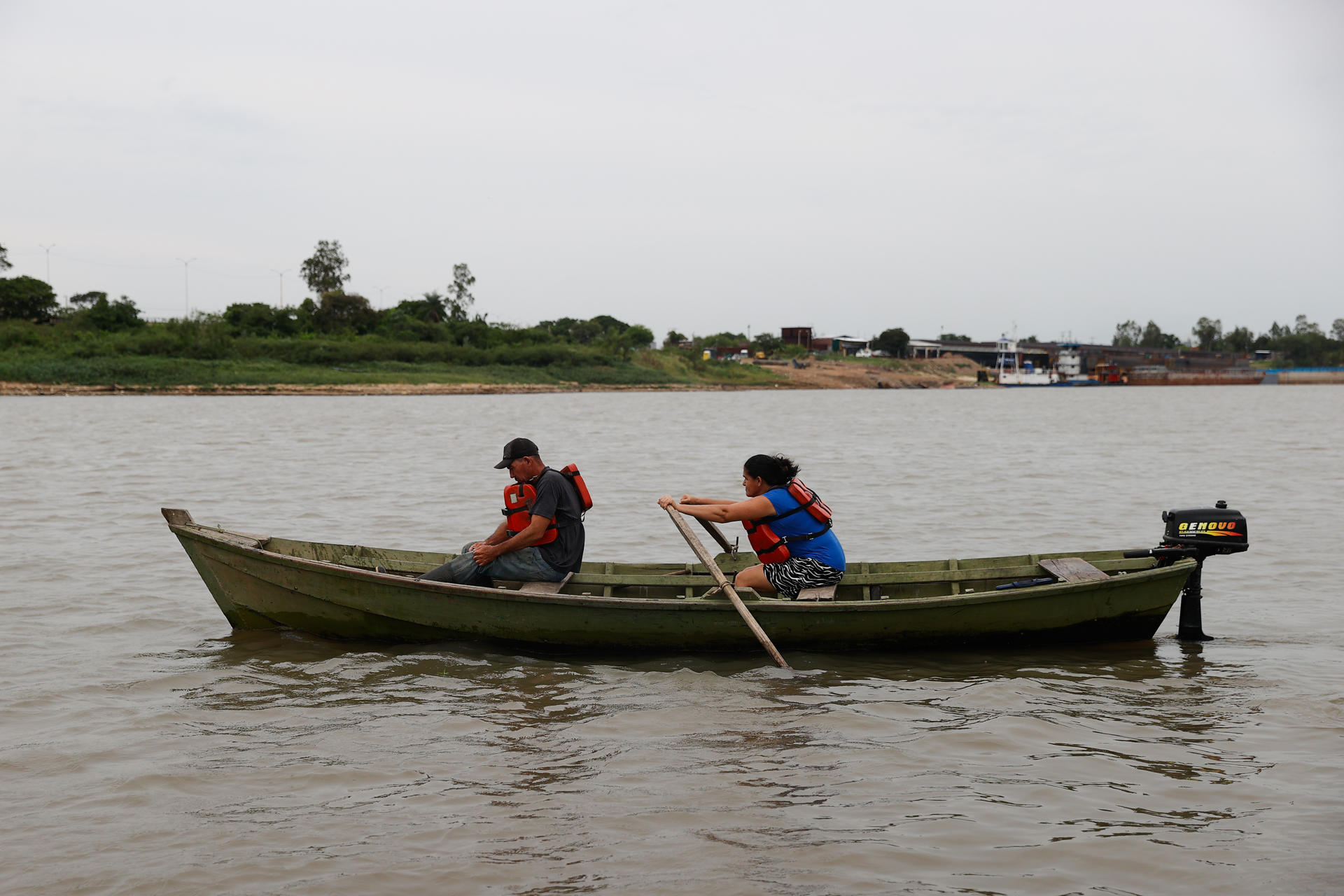 Fotografía de pescadores en su jornada de pesca en el río Paraguay, en Asunción (Paraguay). Los pescadores en Paraguay acatan desde este lunes una veda de la pesca comercial y deportiva que amenaza con agudizar la crisis que golpea a este sector. EFE/ Juan Pablo Pino
