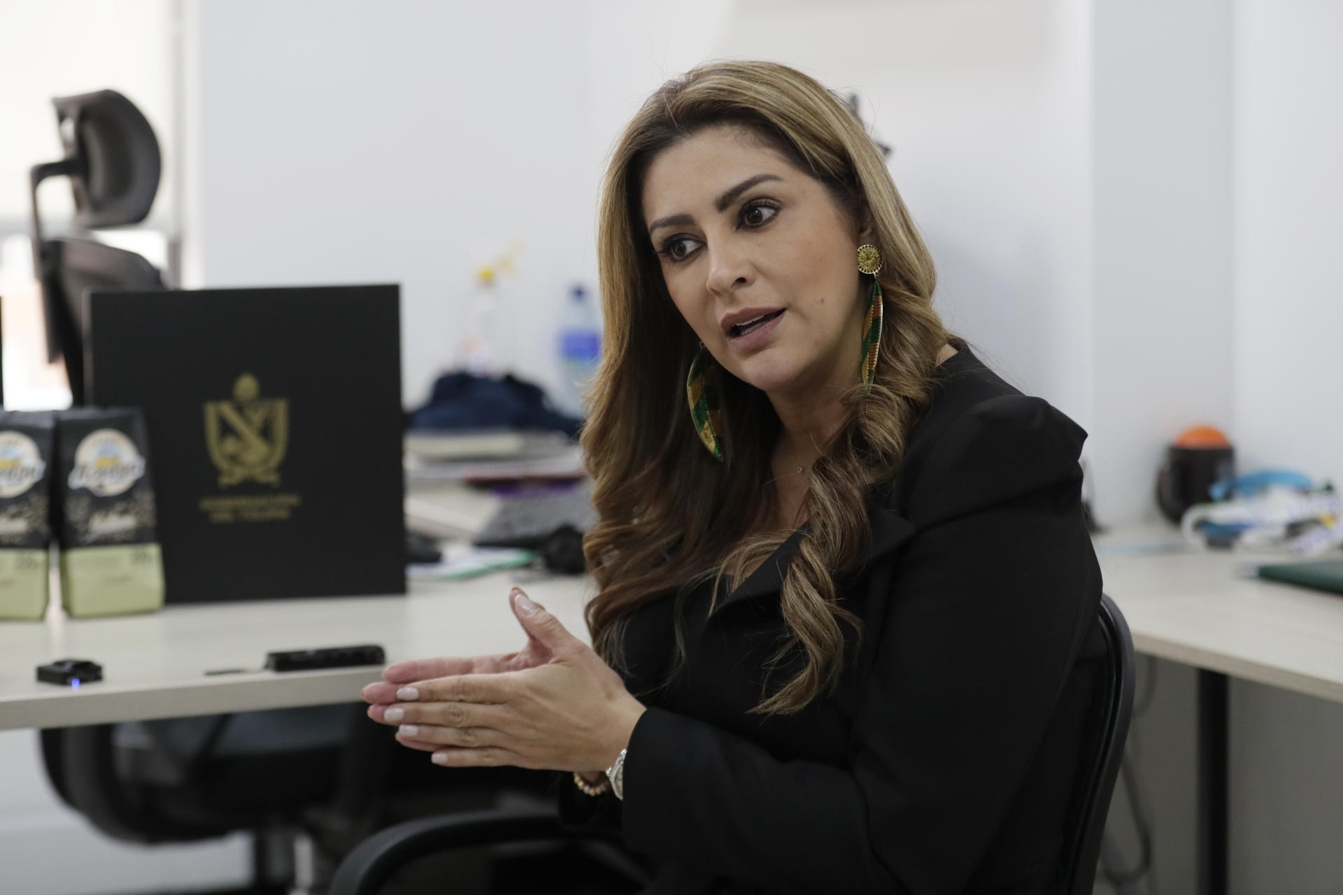 Fotografía del 28 de octubre de 2024 de la gobernadora del departamento del Tolima, Adriana Matiz, durante una entrevista con EFE, en Bogotá (Colombia).EFE/ Carlos Ortega